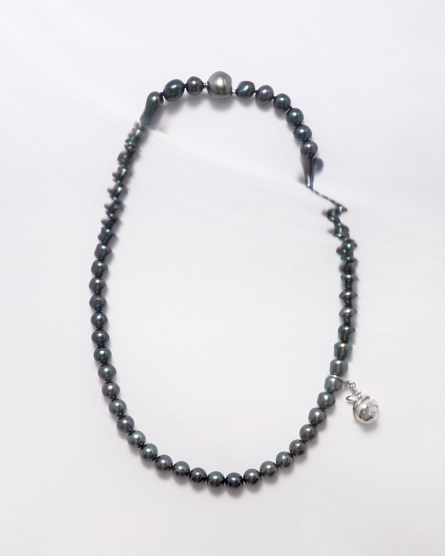 Seamless pearl necklace