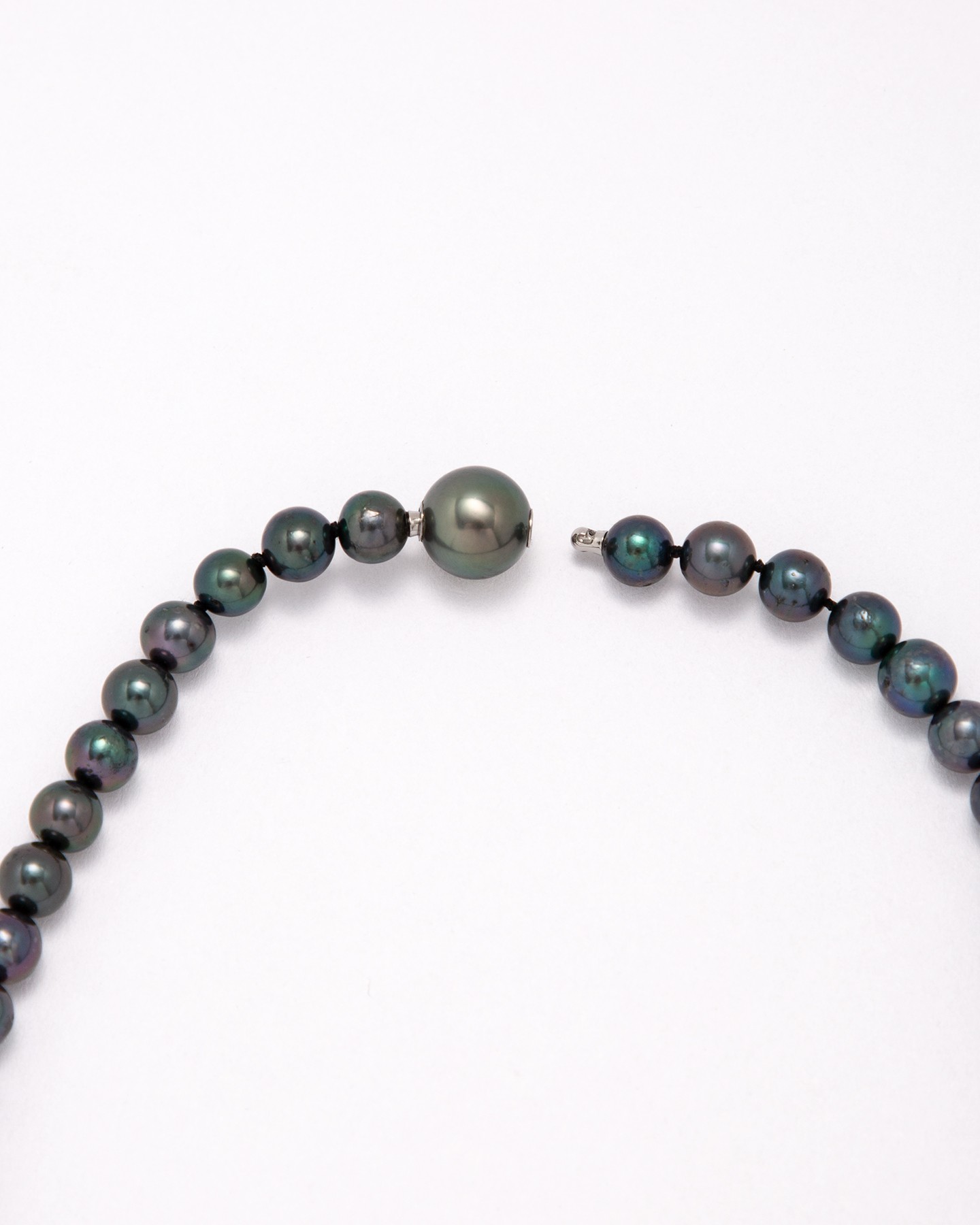 Seamless pearl necklace