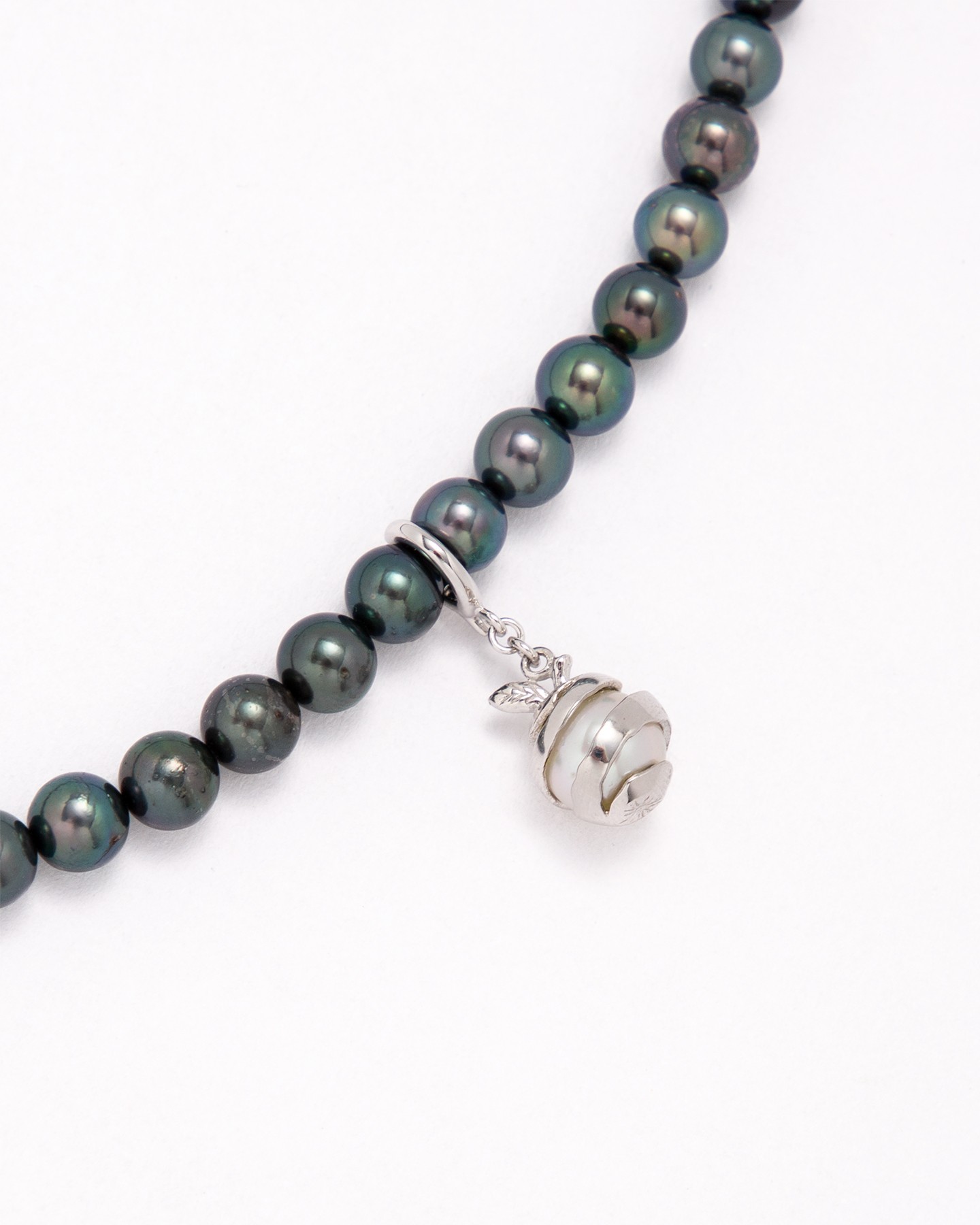 Seamless pearl necklace