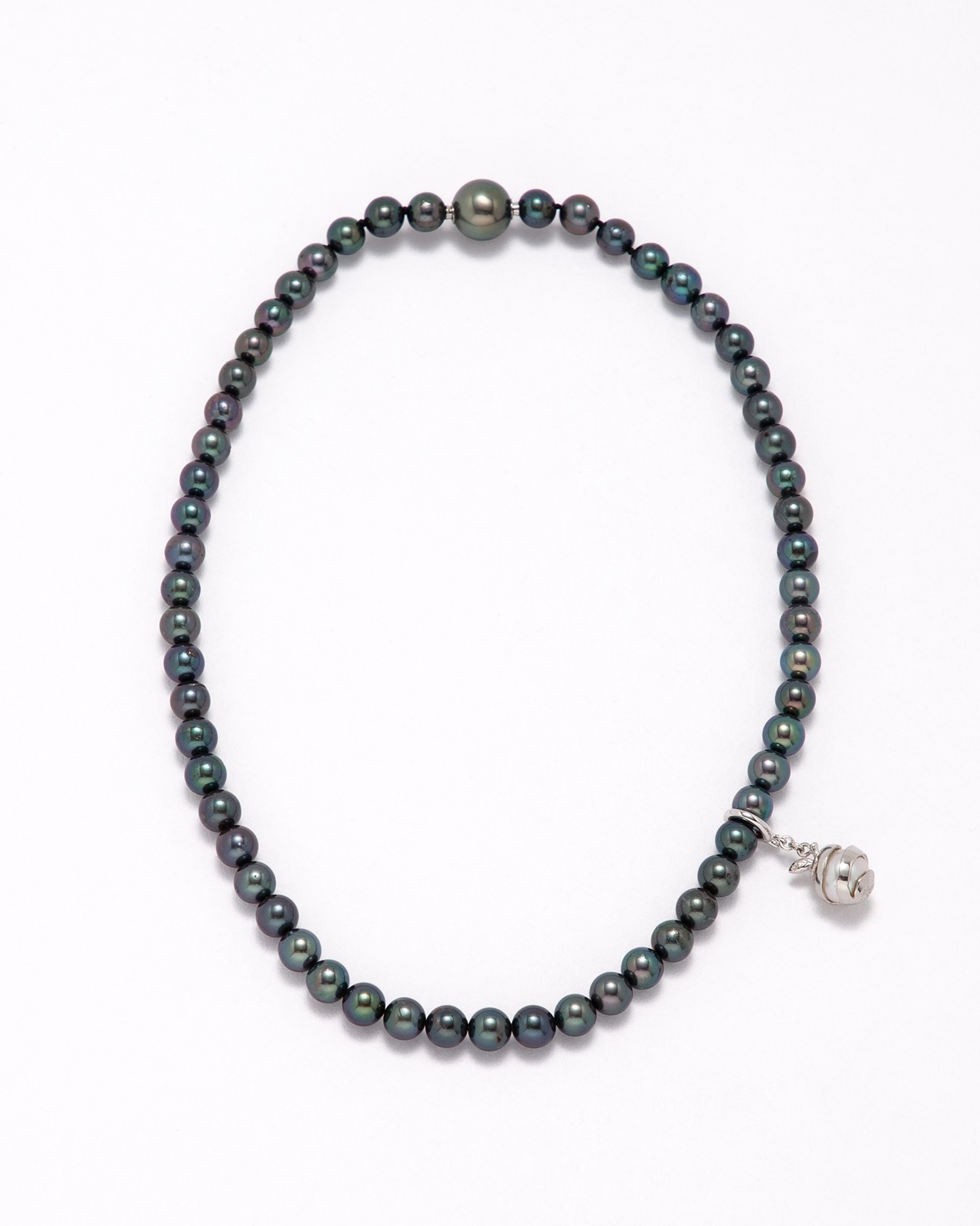 Seamless pearl necklace