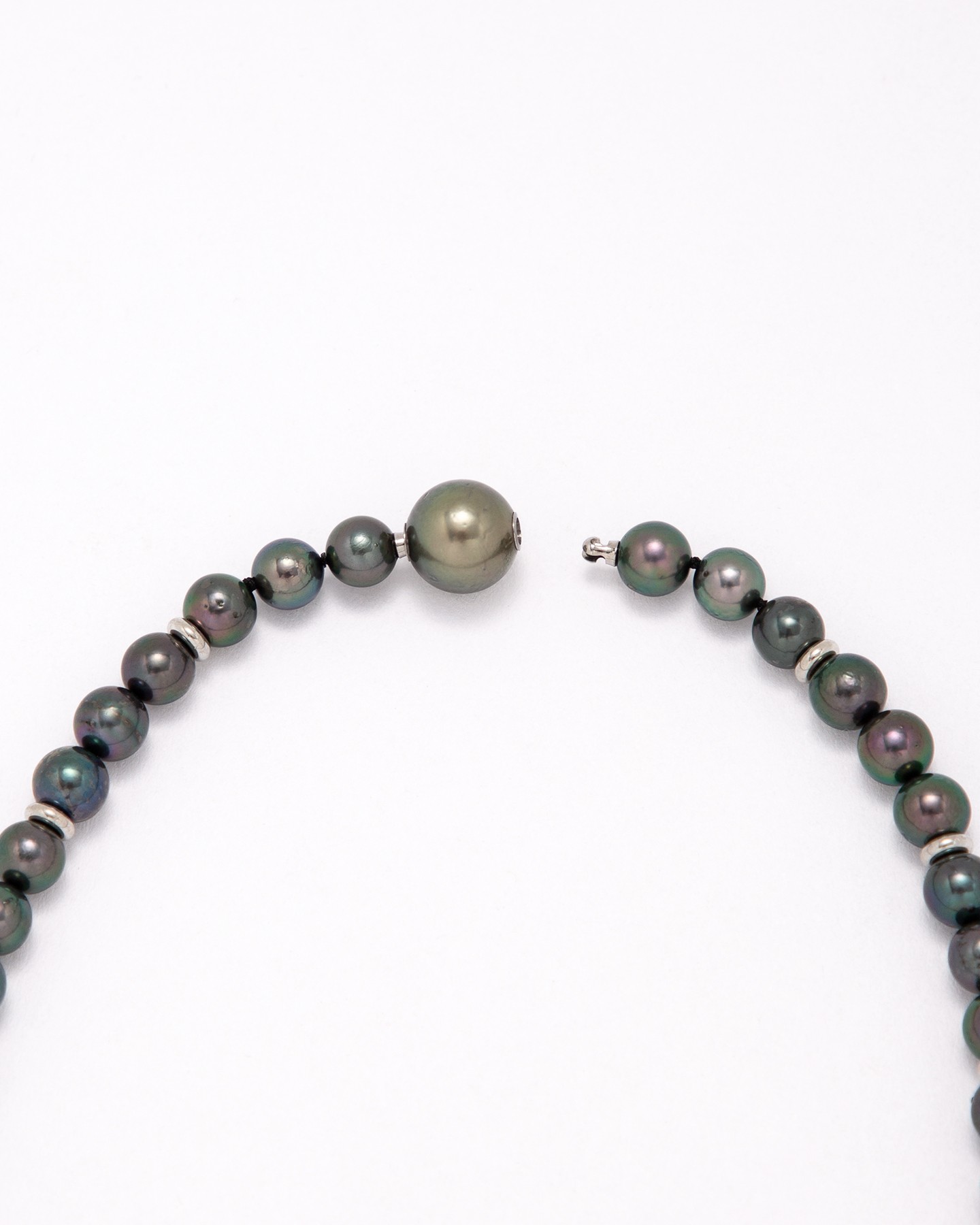 Seamless pearl necklace
