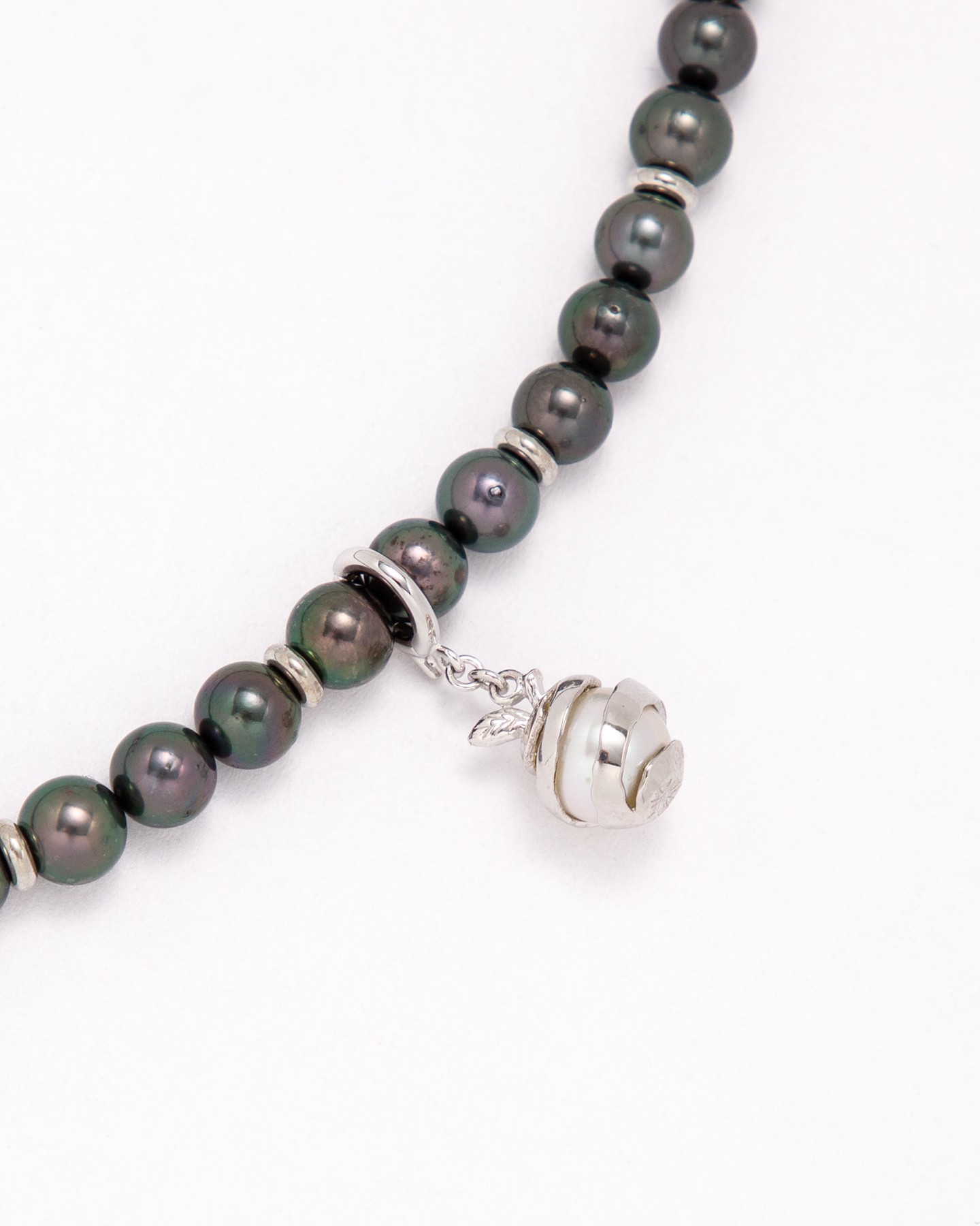 Seamless pearl necklace