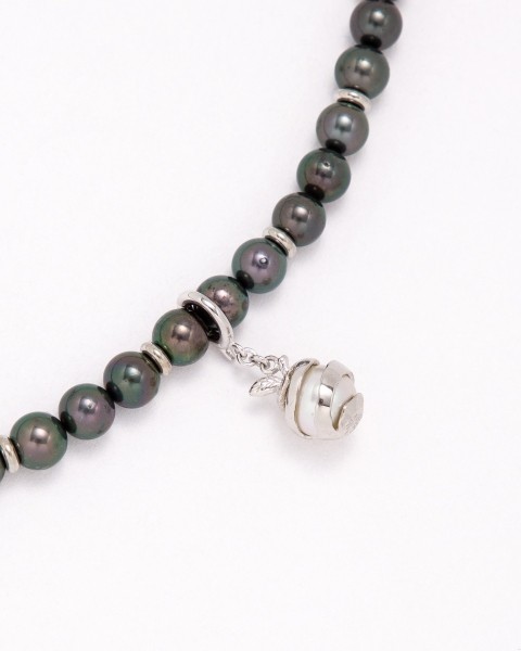 Seamless pearl necklace
