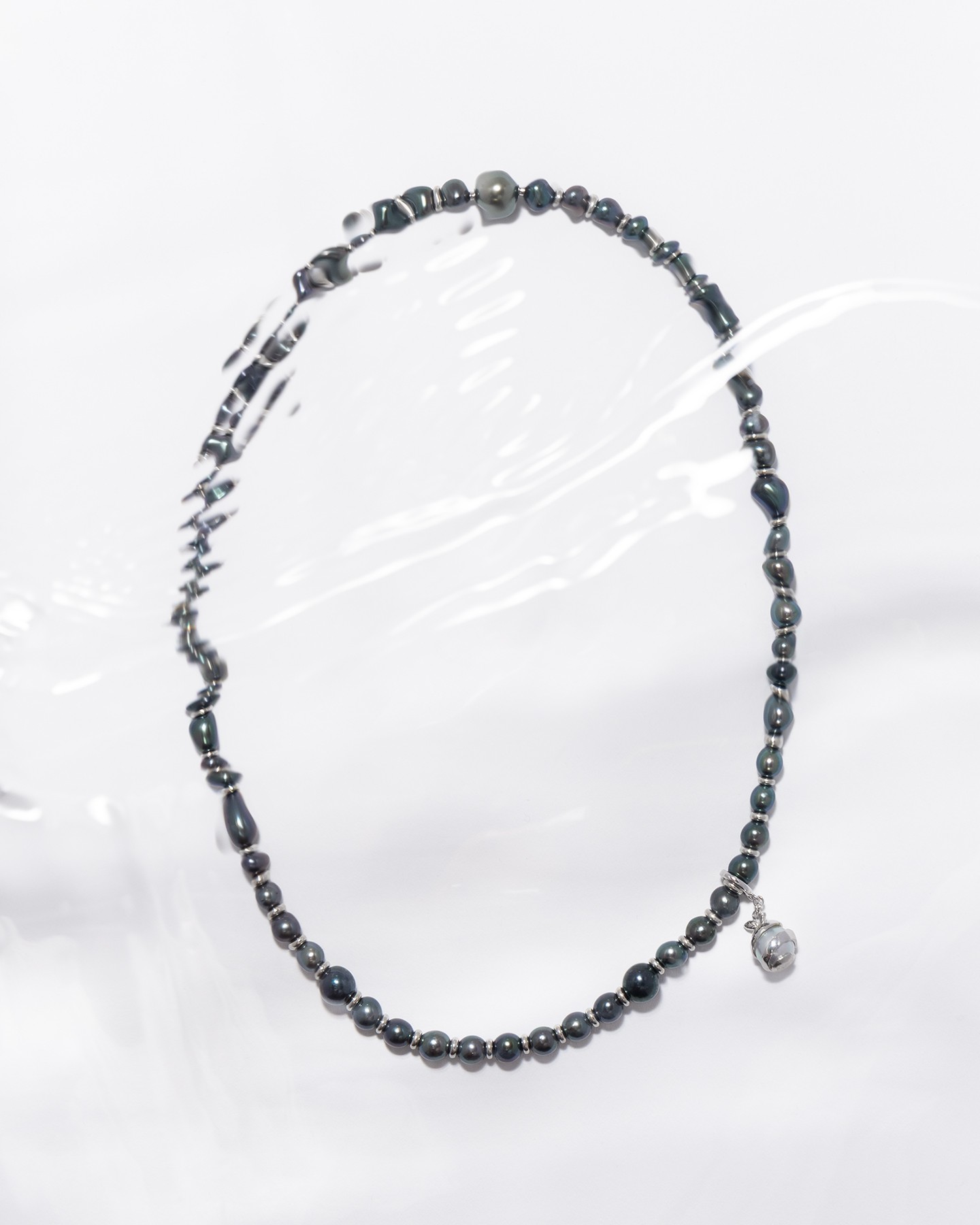 Seamless pearl necklace
