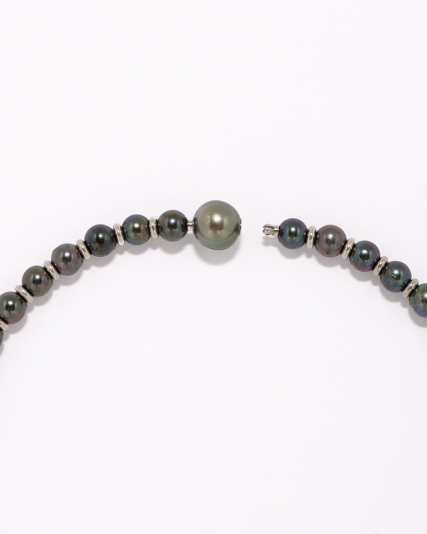 Seamless pearl necklace