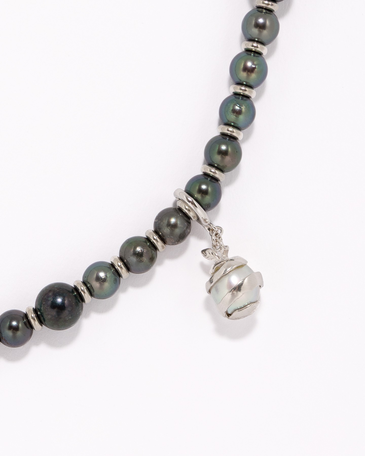 Seamless pearl necklace
