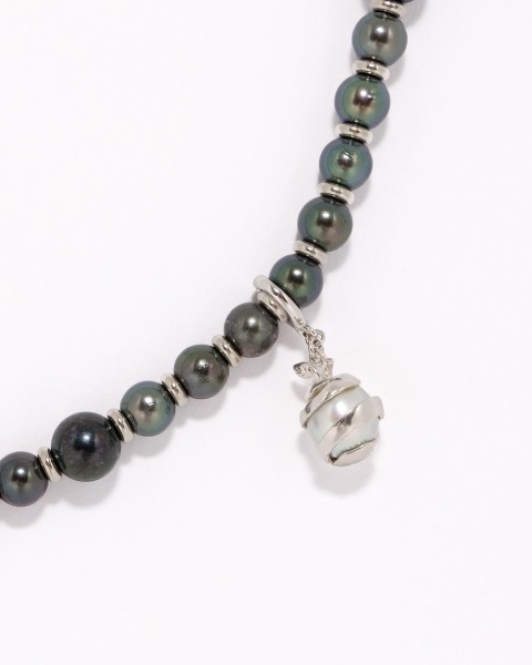 Seamless pearl necklace