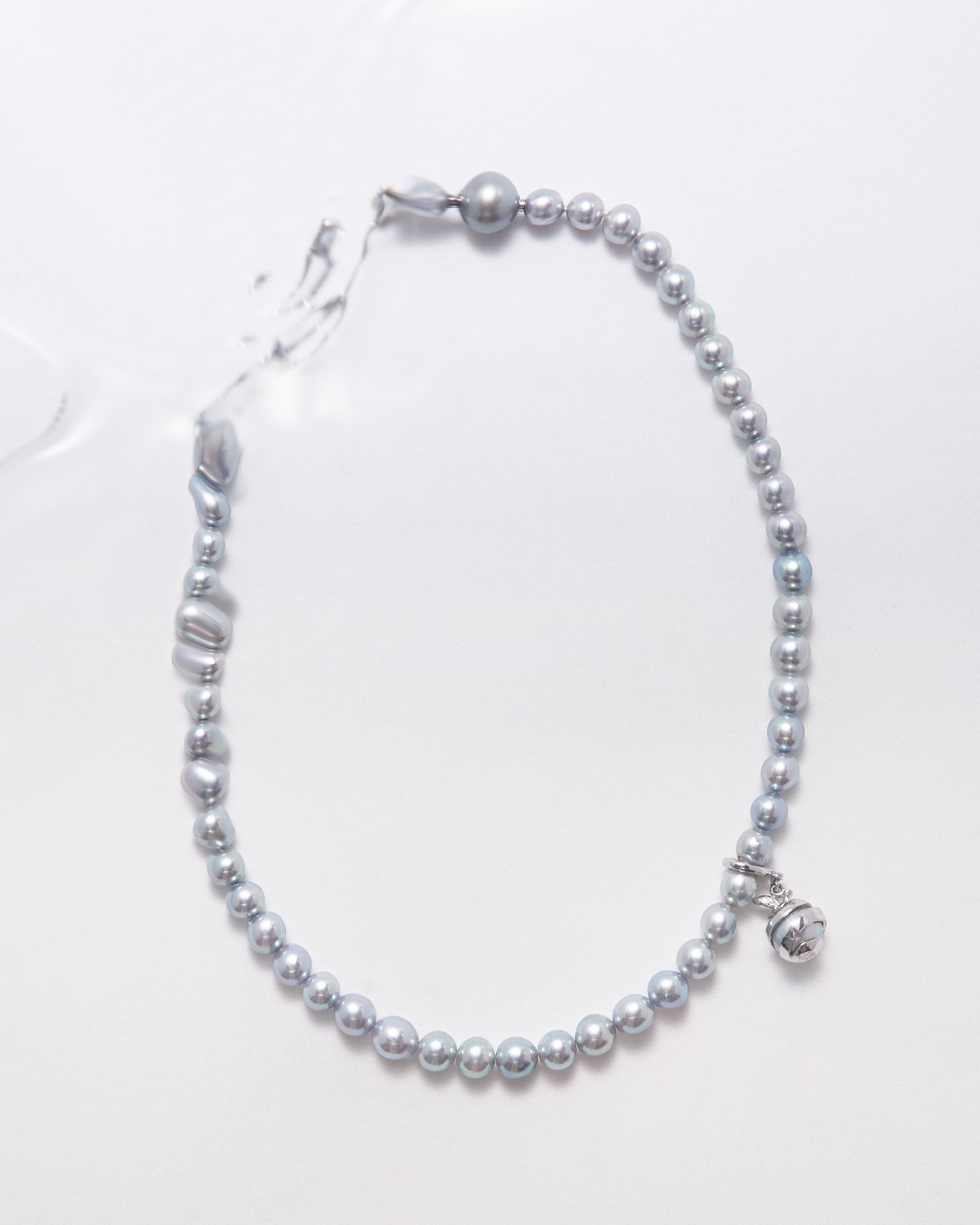Seamless pearl necklace