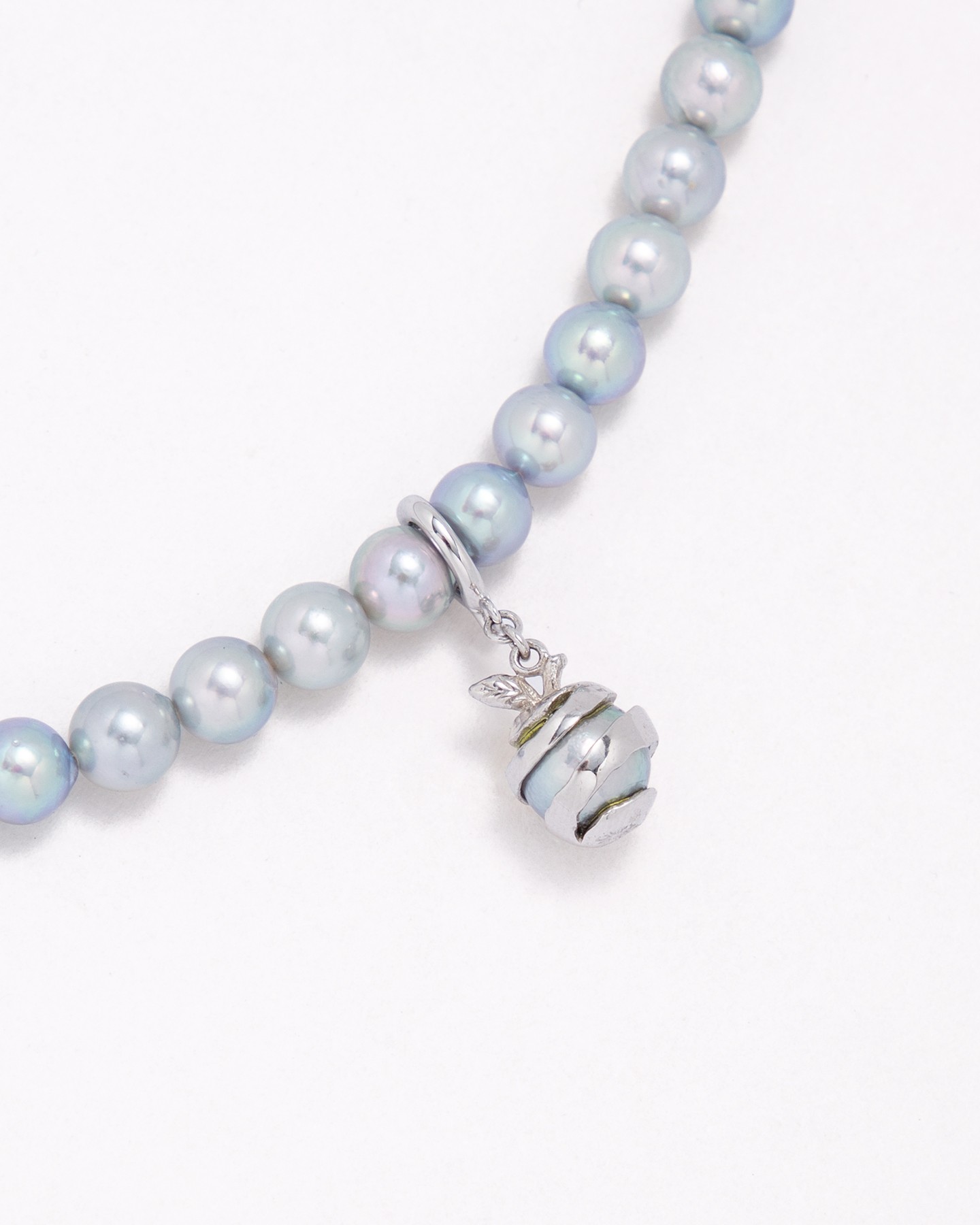 Seamless pearl necklace