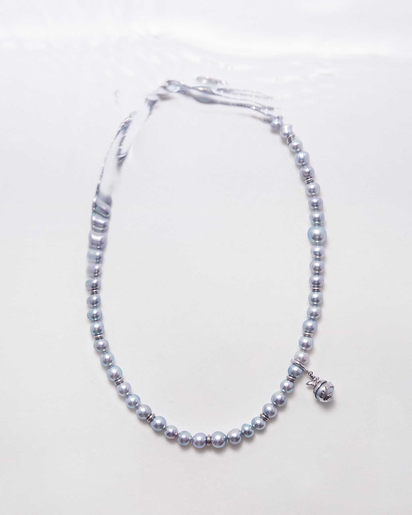 Seamless pearl necklace