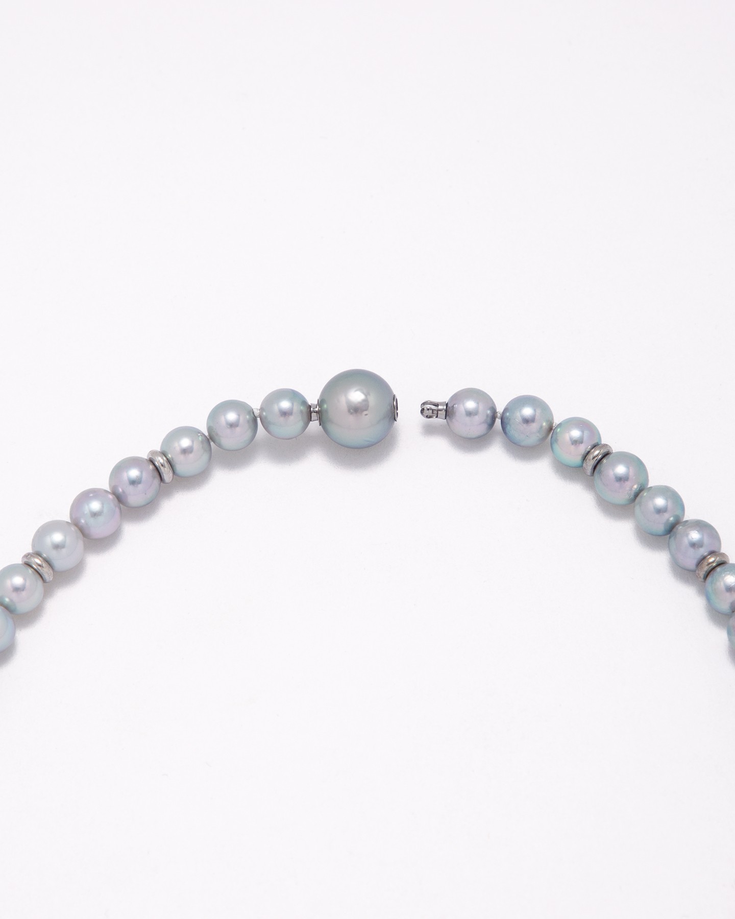 Seamless pearl necklace