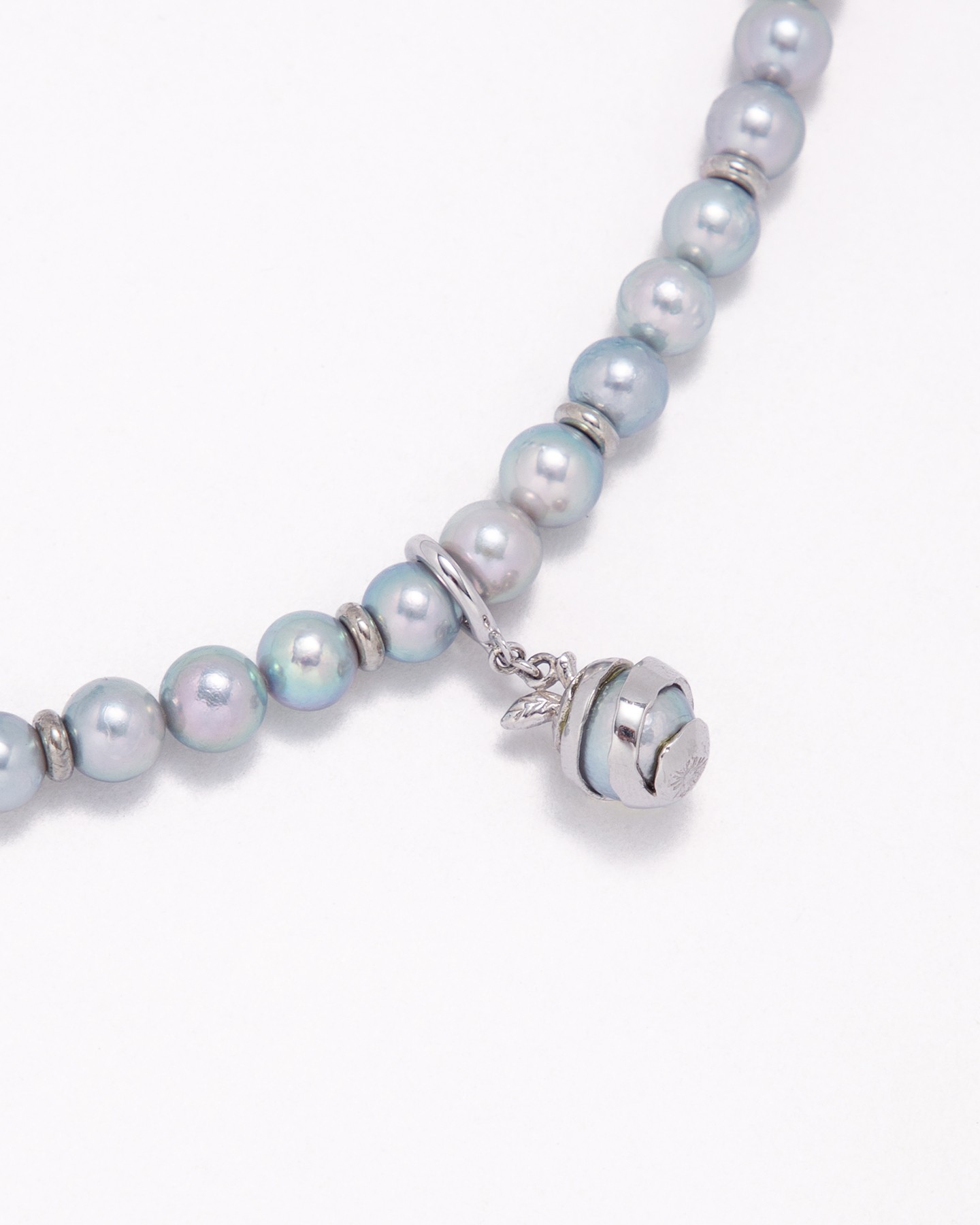 Seamless pearl necklace