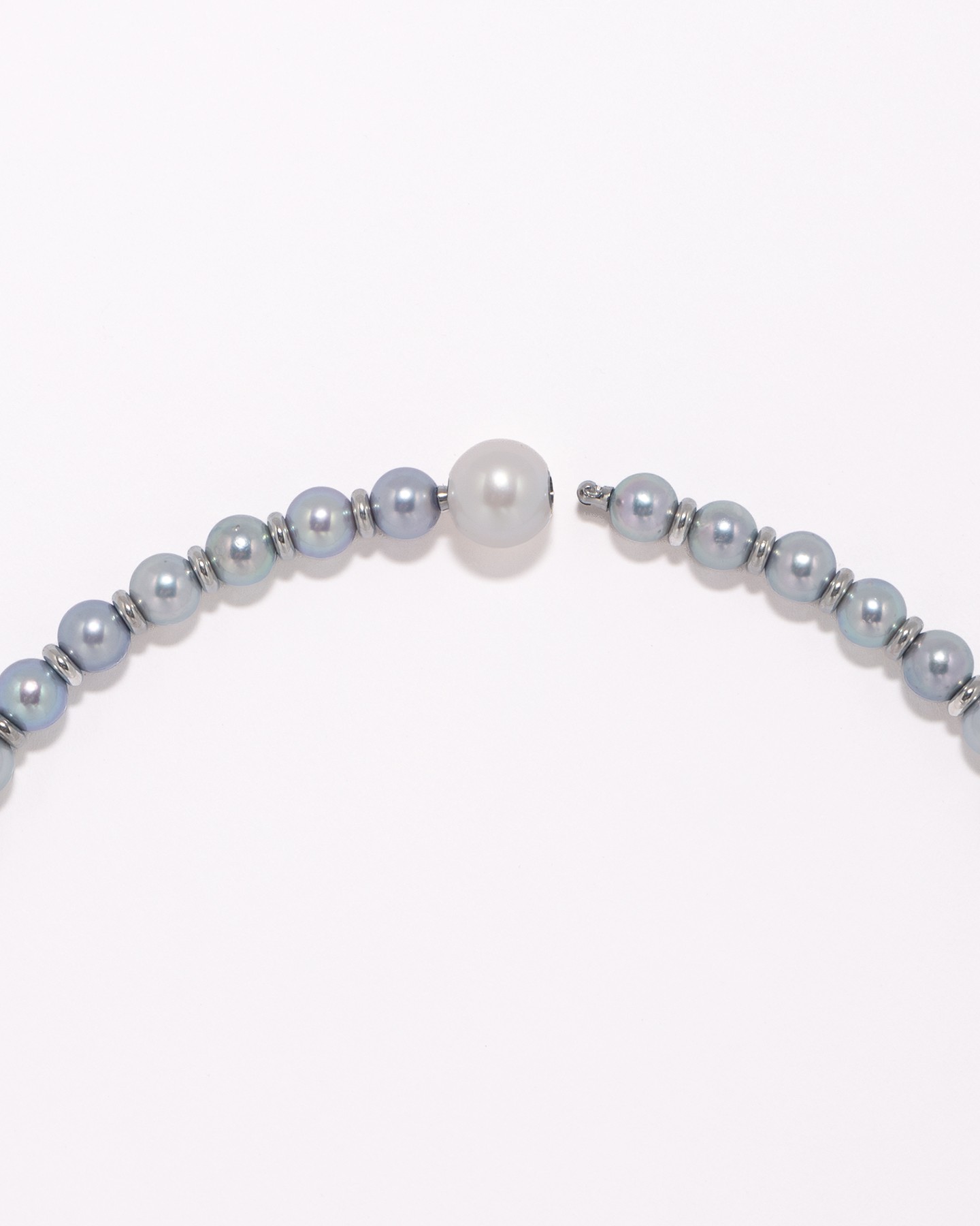 Seamless pearl necklace