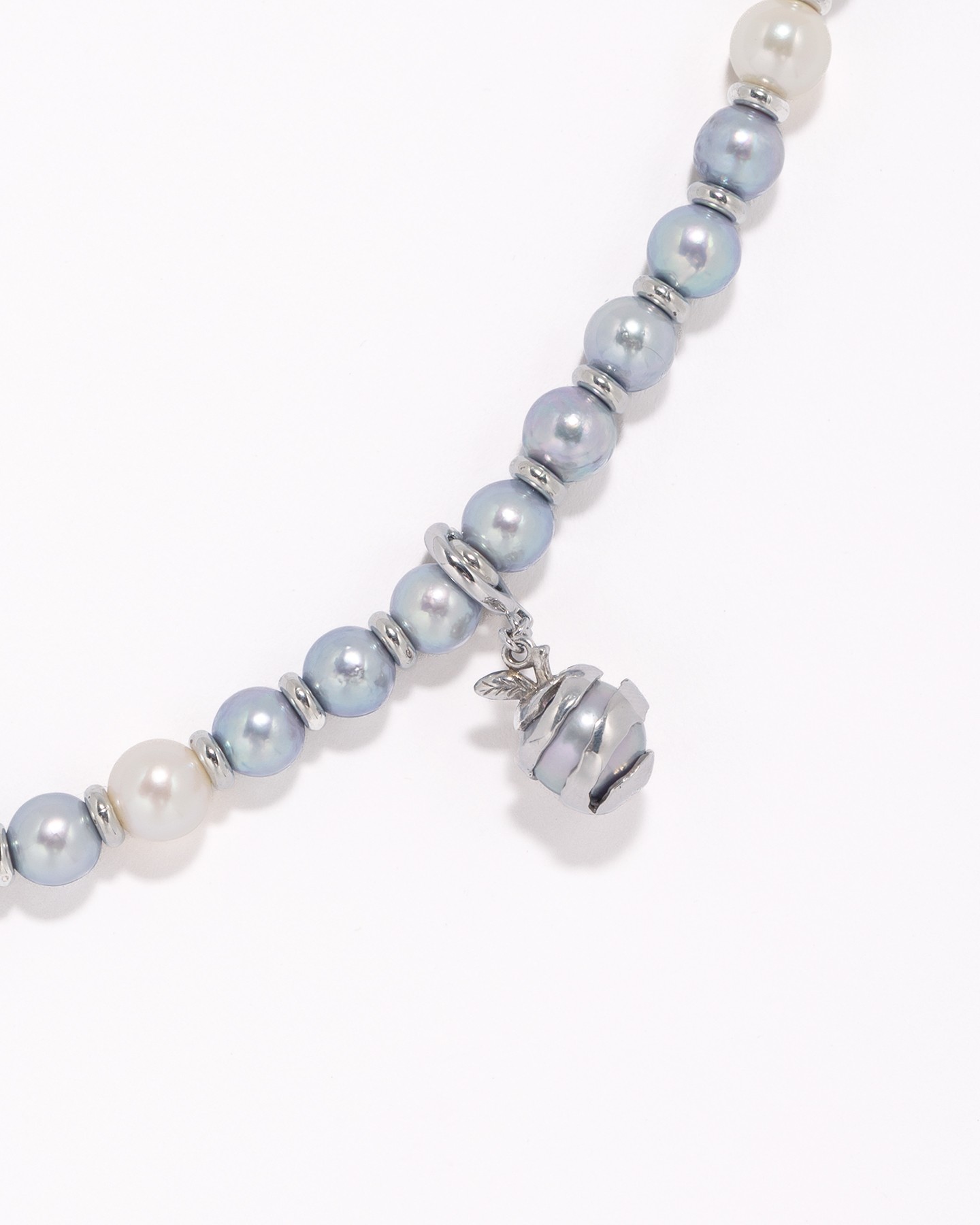 Seamless pearl necklace