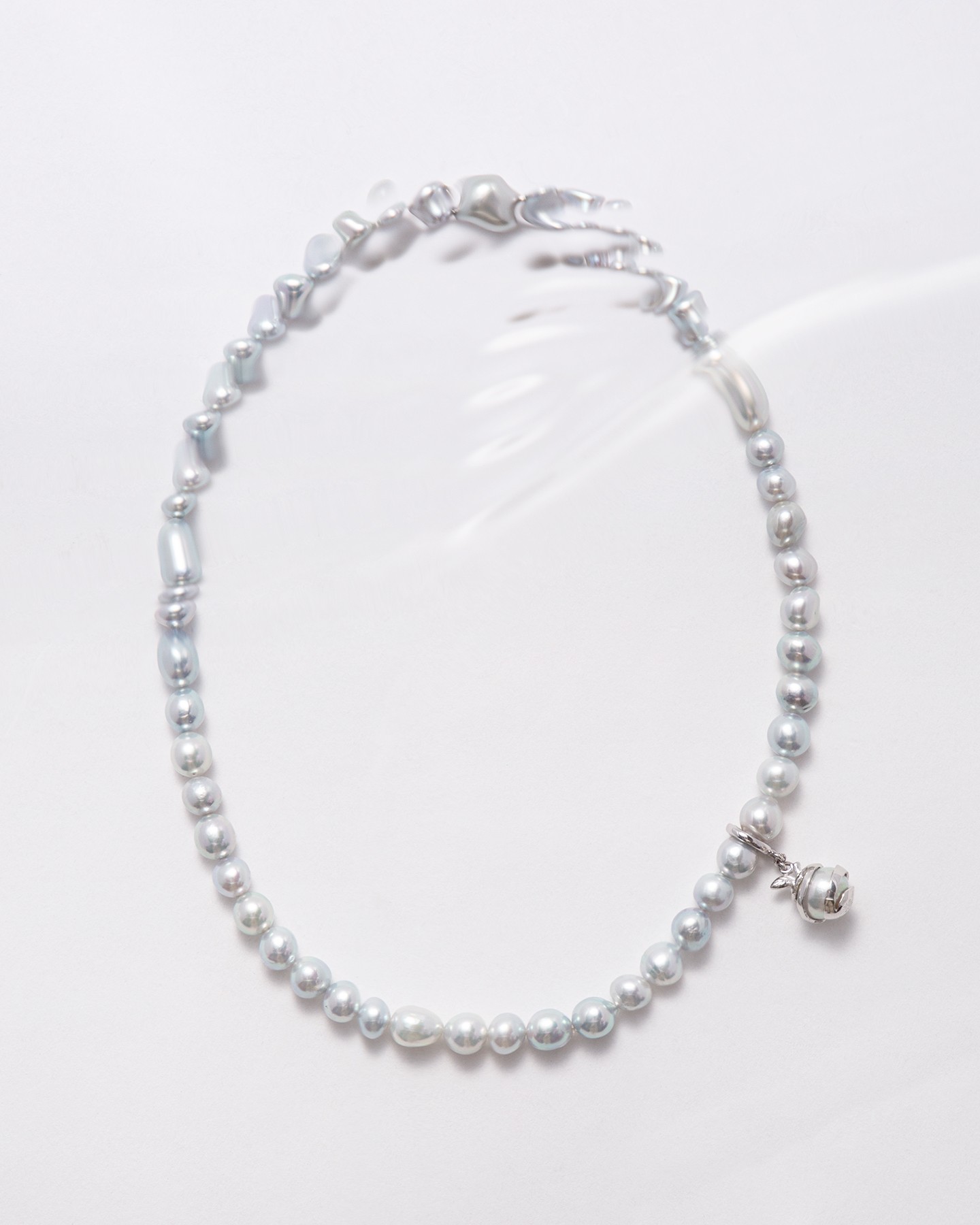 Seamless pearl necklace
