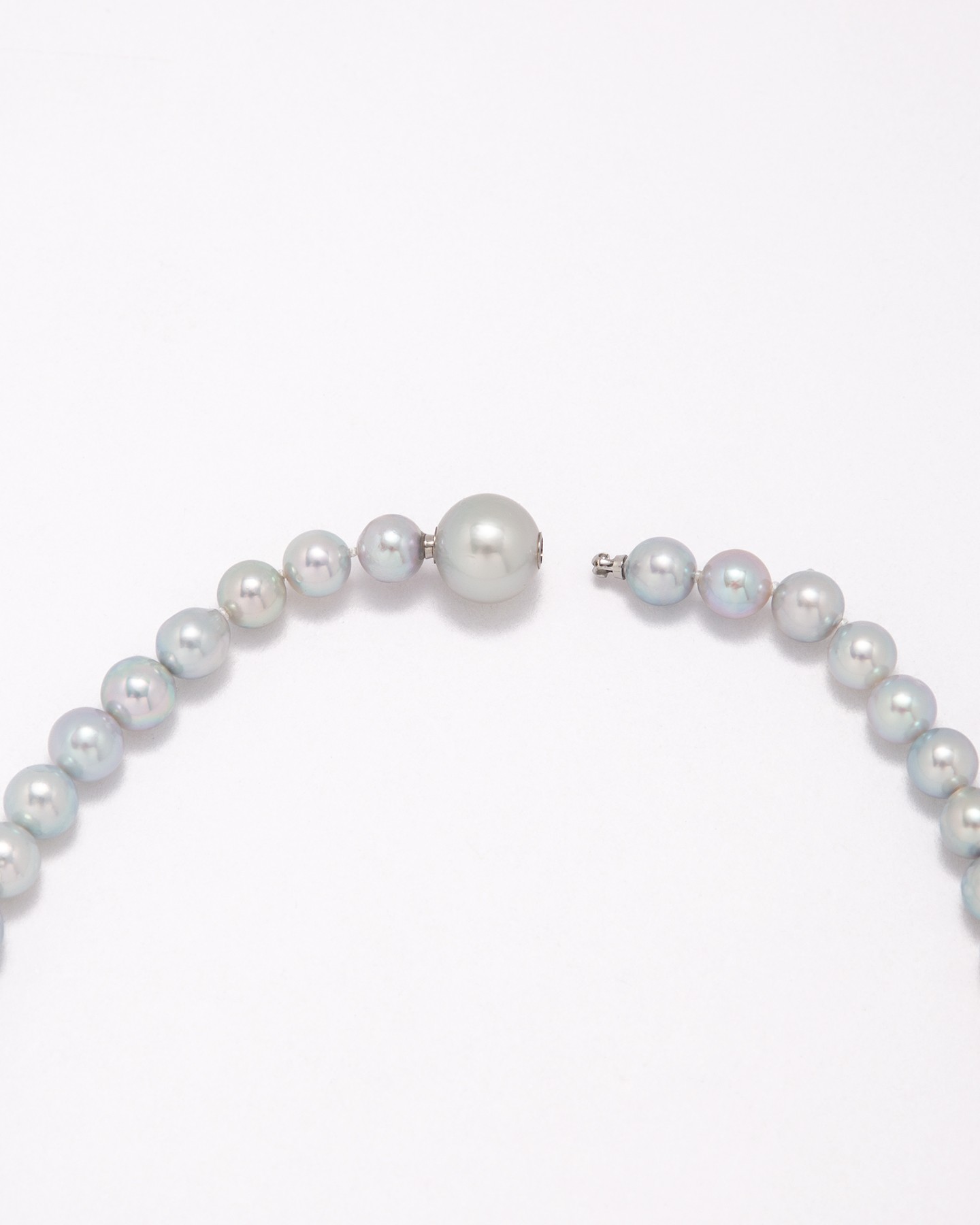 Seamless pearl necklace