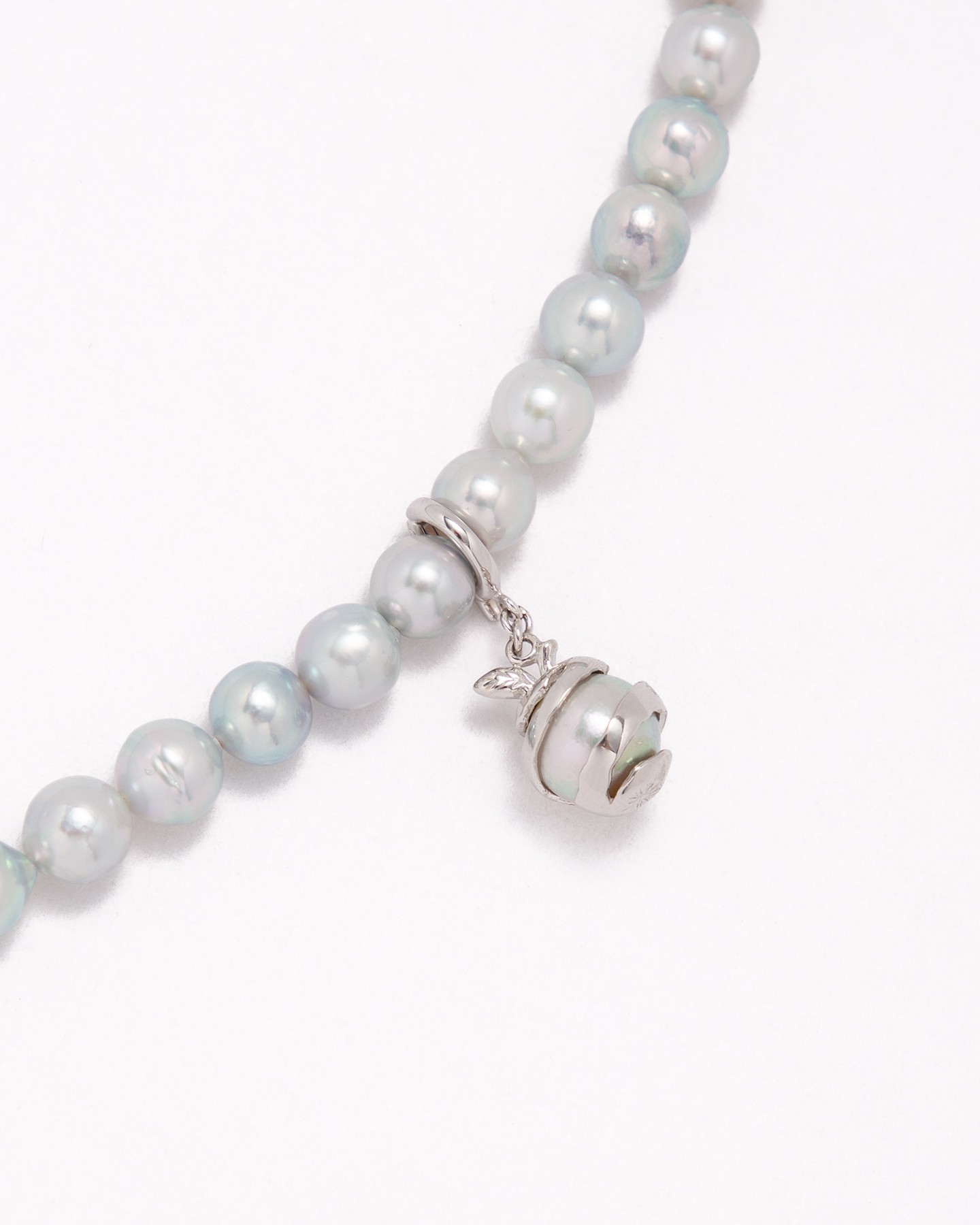 Seamless pearl necklace