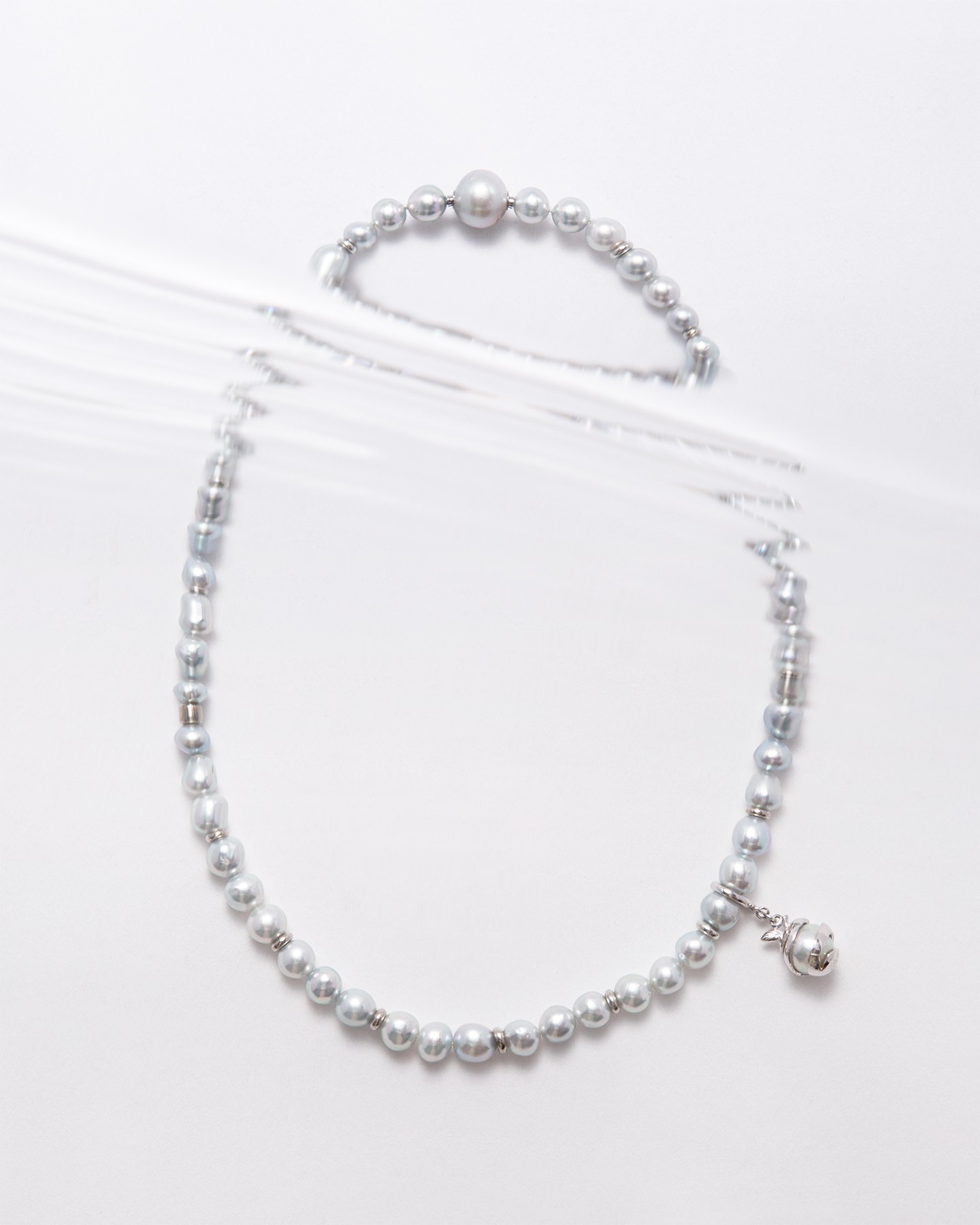 Seamless pearl necklace