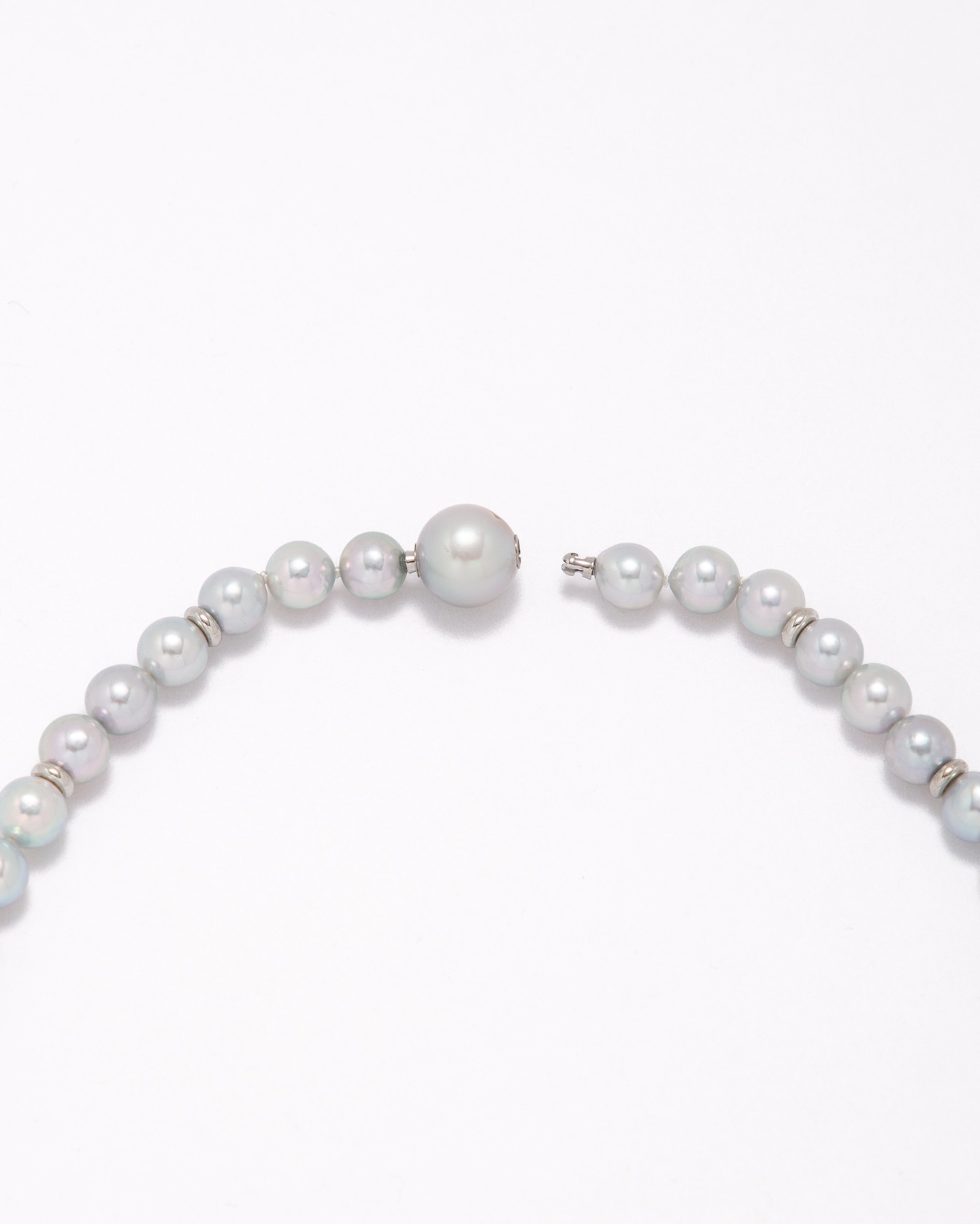 Seamless pearl necklace