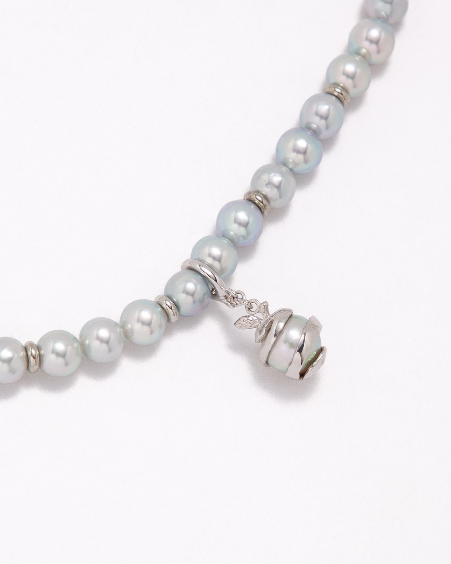 Seamless pearl necklace