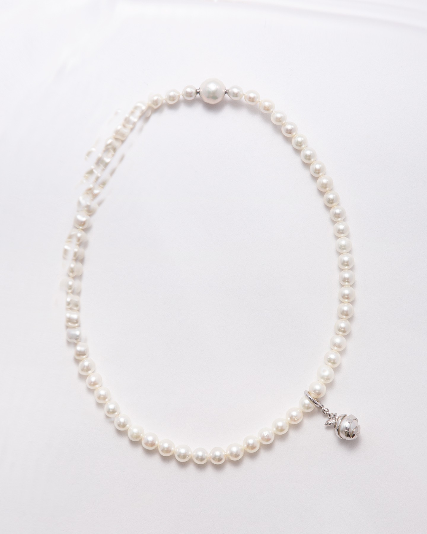Seamless pearl necklace