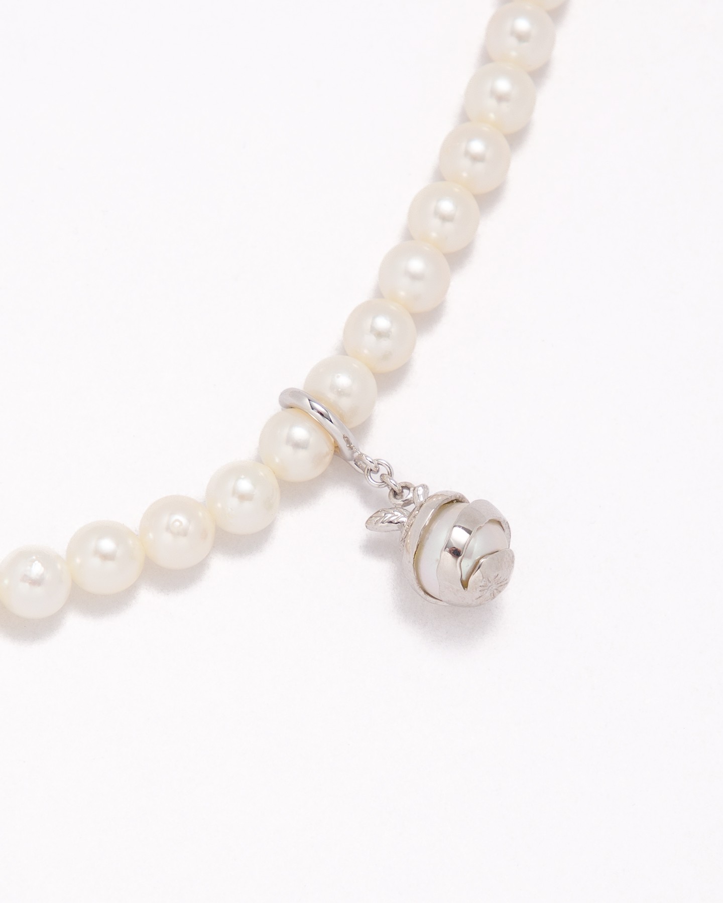Seamless pearl necklace
