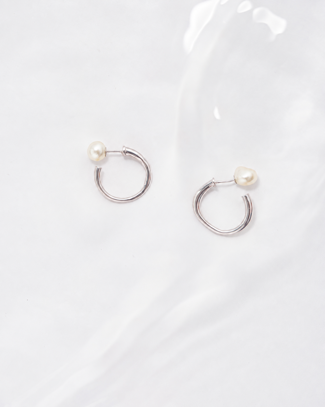 Akoya pearl catch hoop earrings(pair)