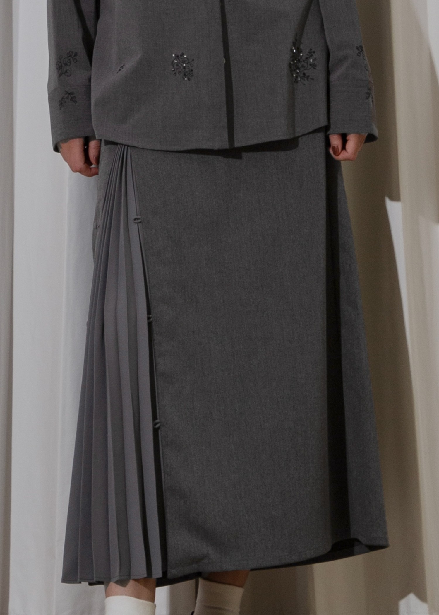 one side pleats peep through SK