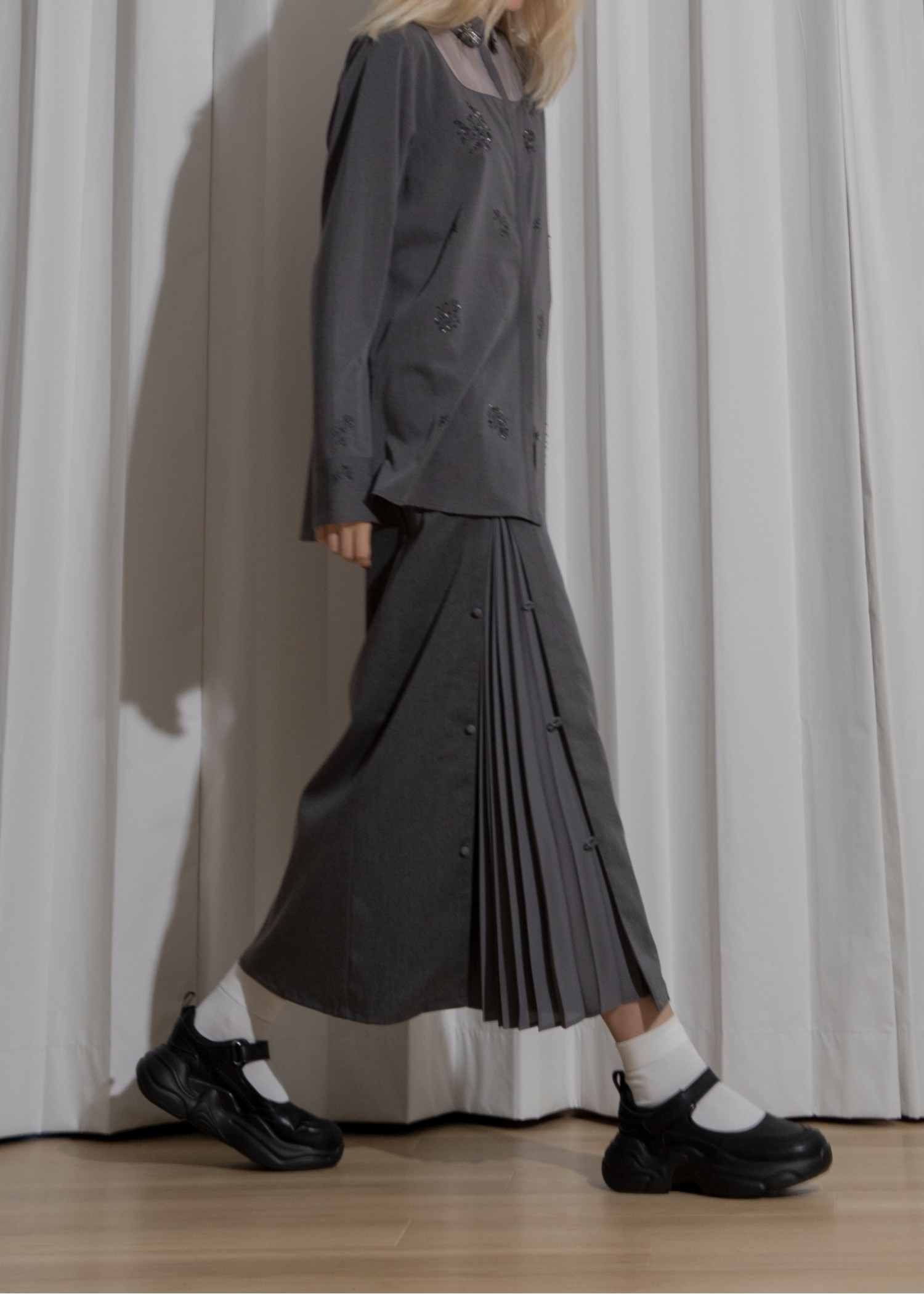 one side pleats peep through SK