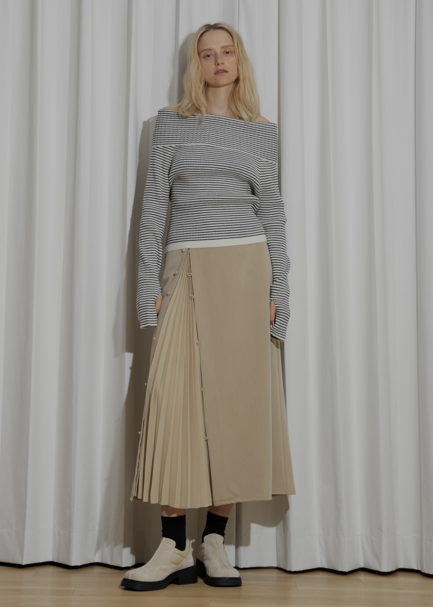 one side pleats peep through SK