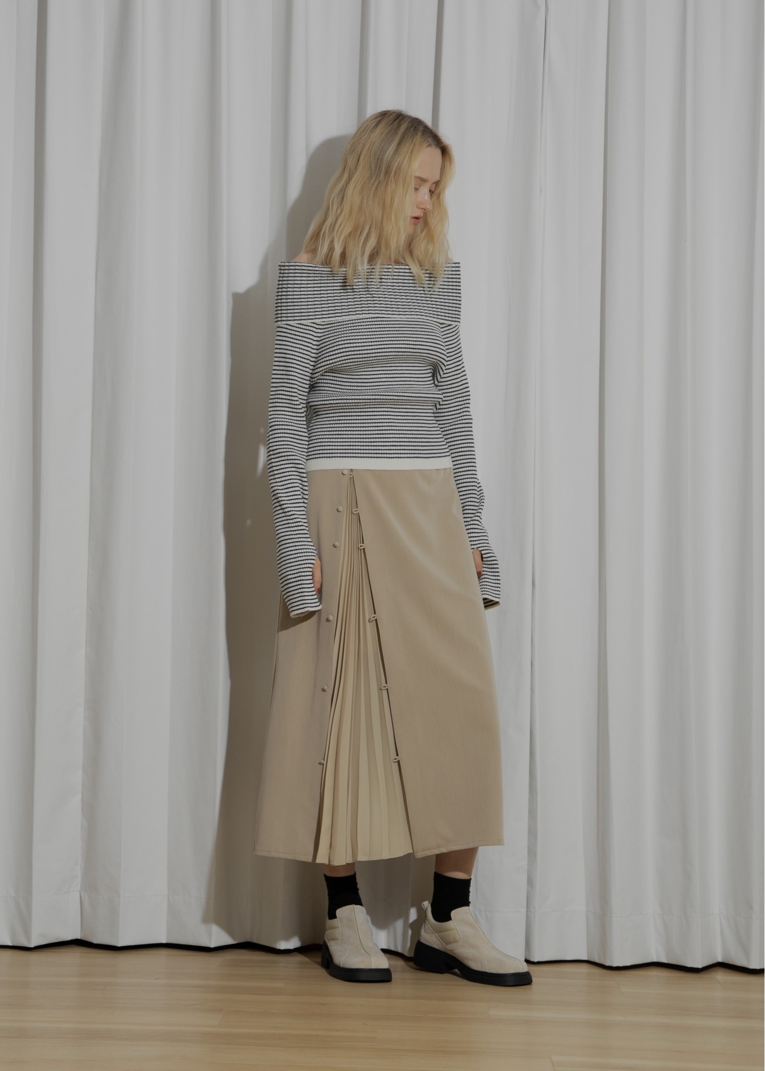 one side pleats peep through SK