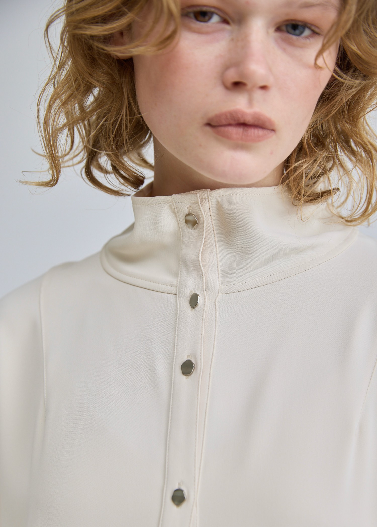 stand collar distorted shape silver button SH