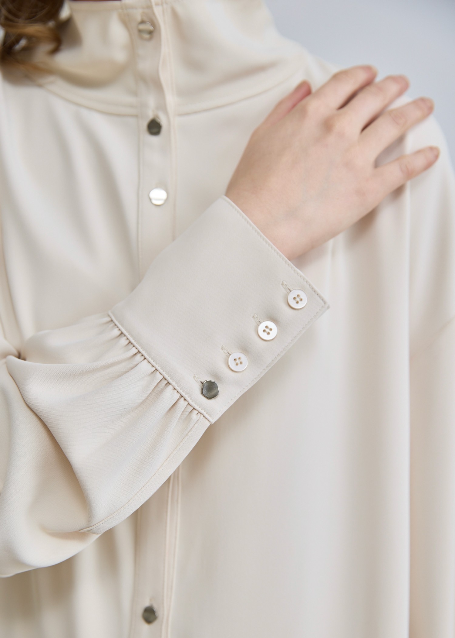 stand collar distorted shape silver button SH