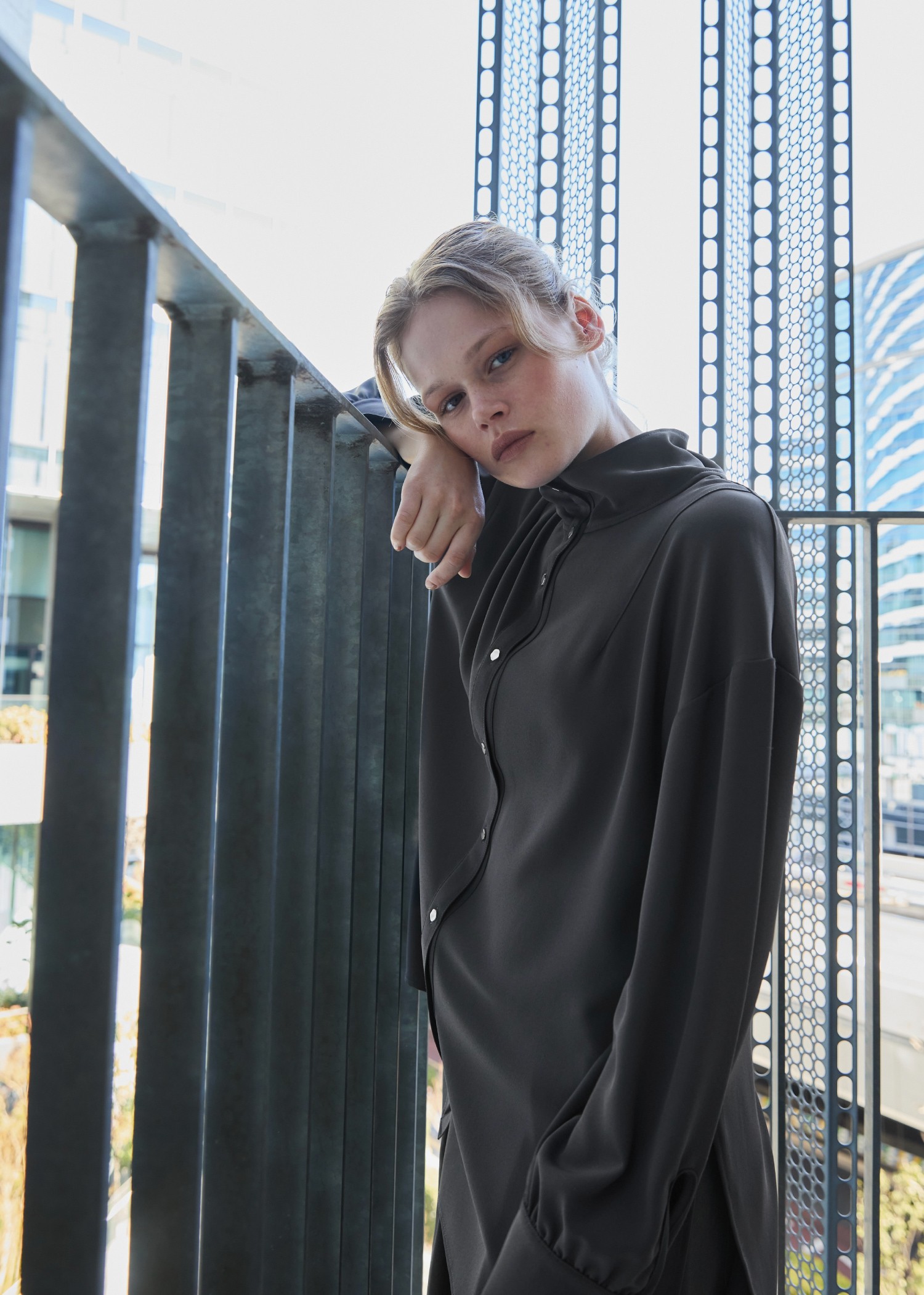 stand collar distorted shape silver button SH