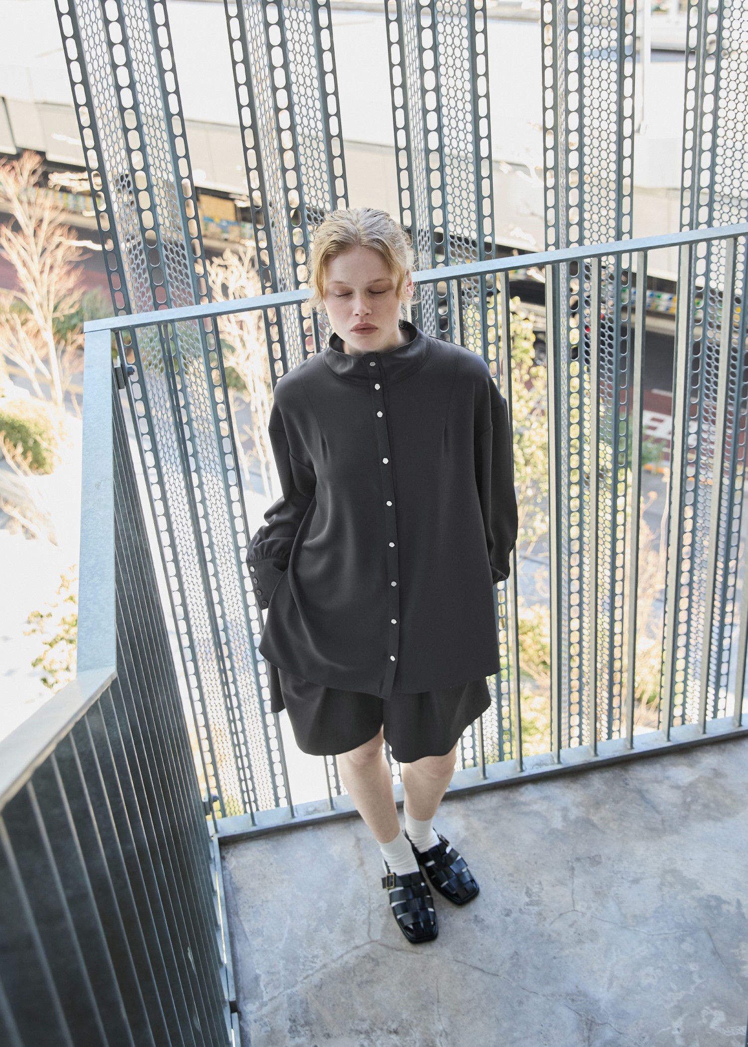 stand collar distorted shape silver button SH