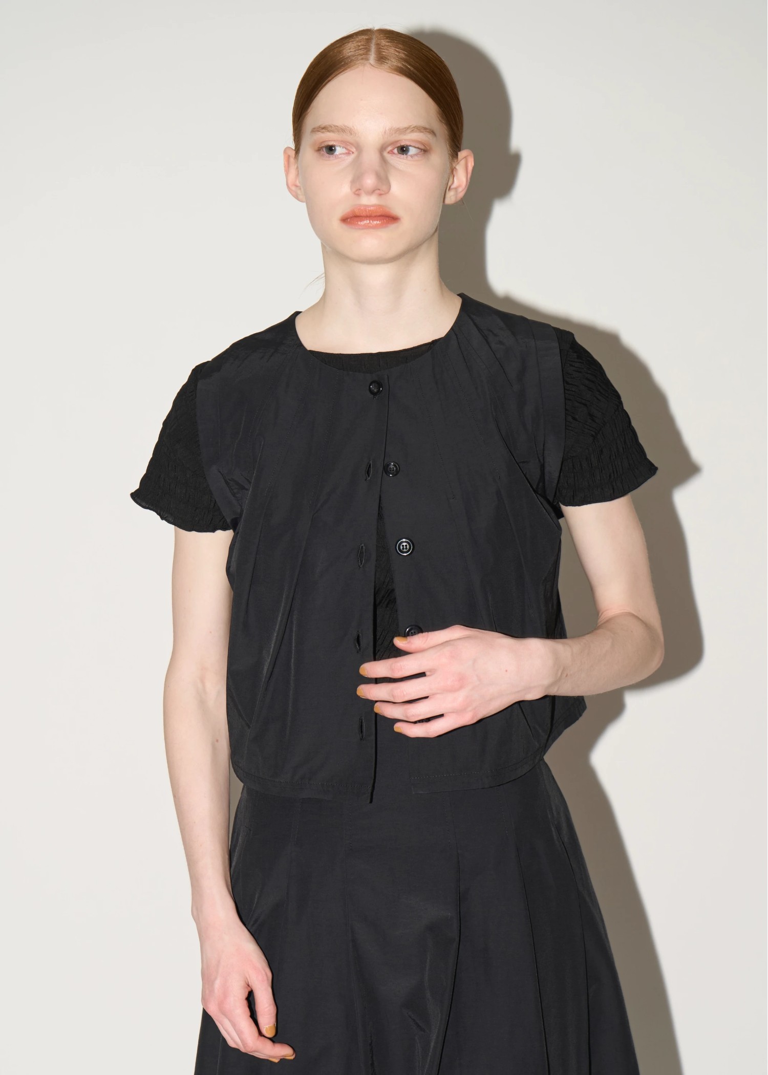 radially pleats no sleeve short tops