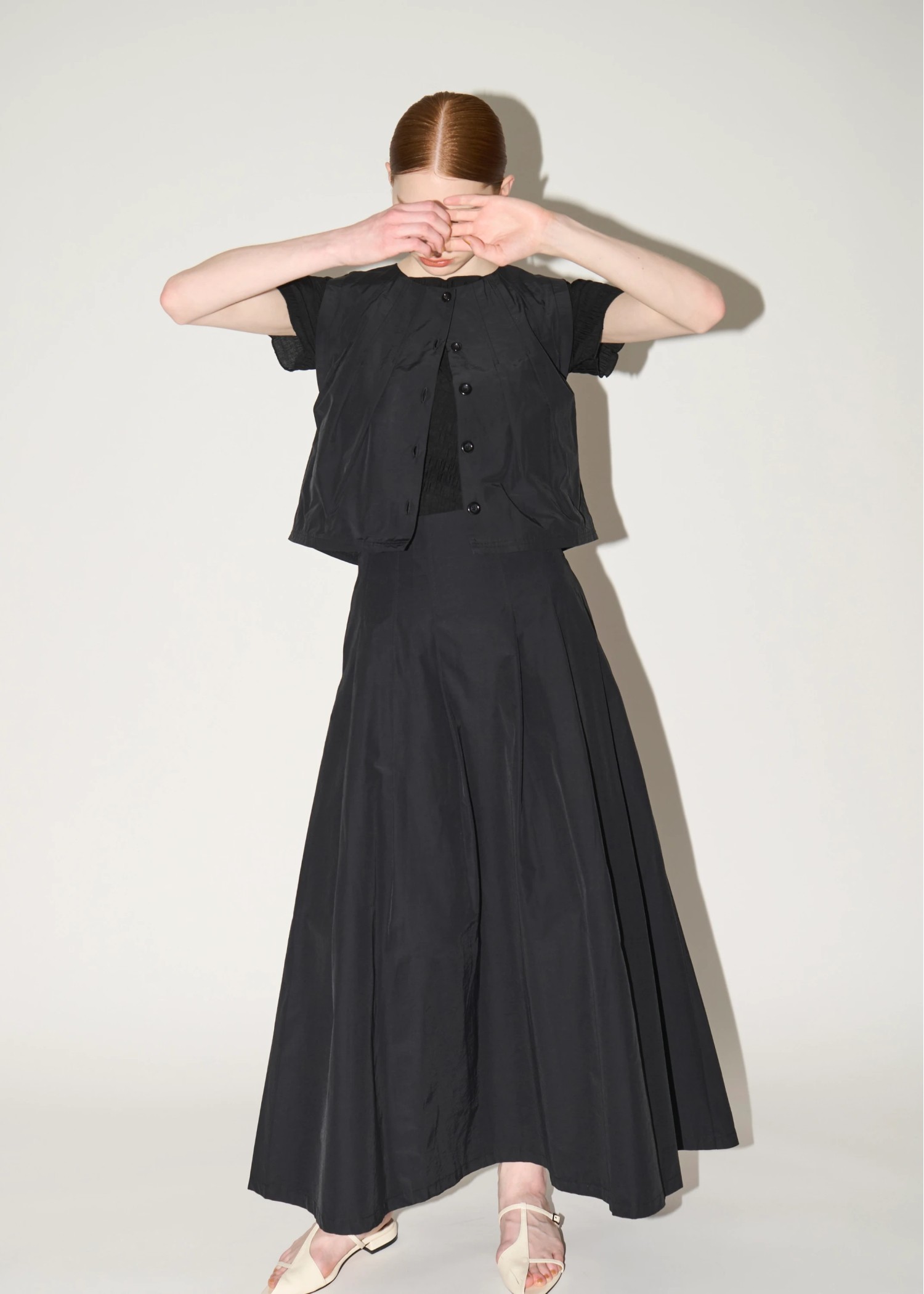 radially pleats no sleeve short tops