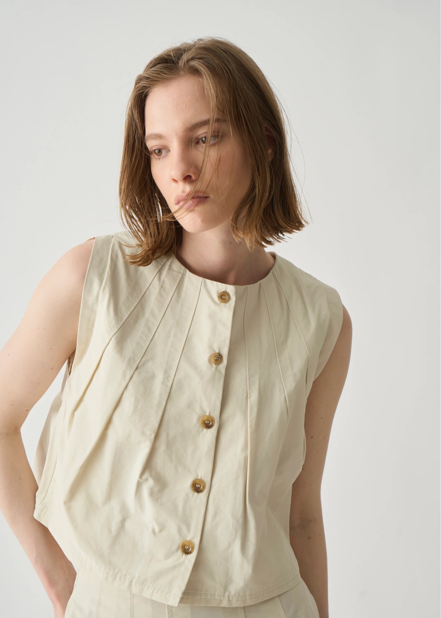 radially pleats no sleeve short tops