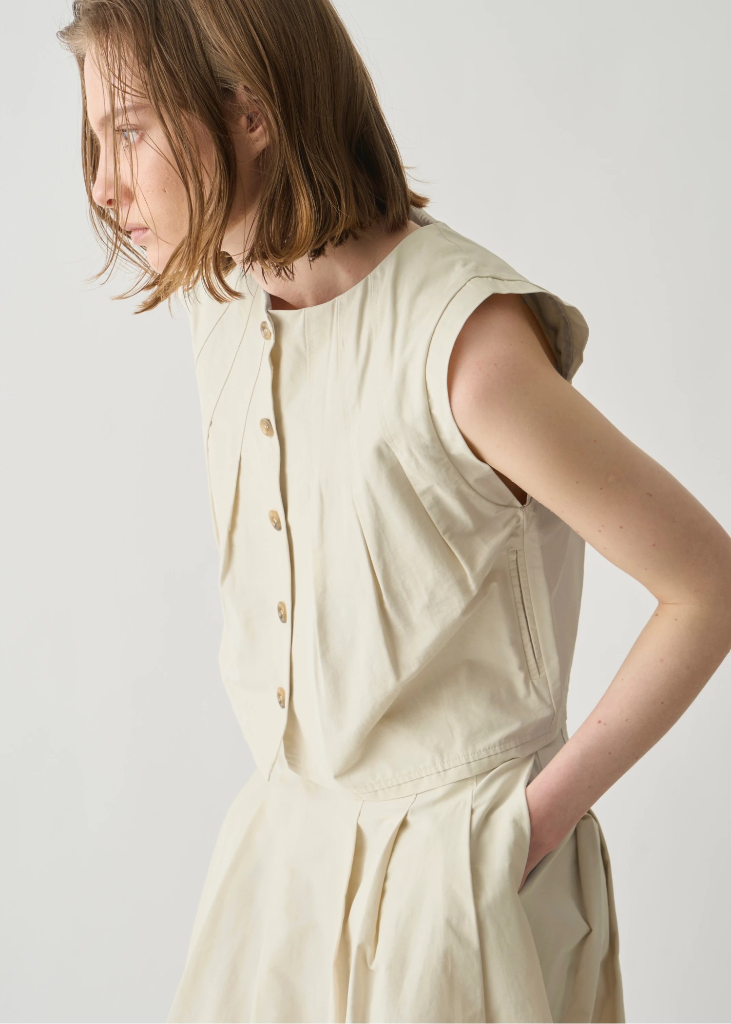 radially pleats no sleeve short tops