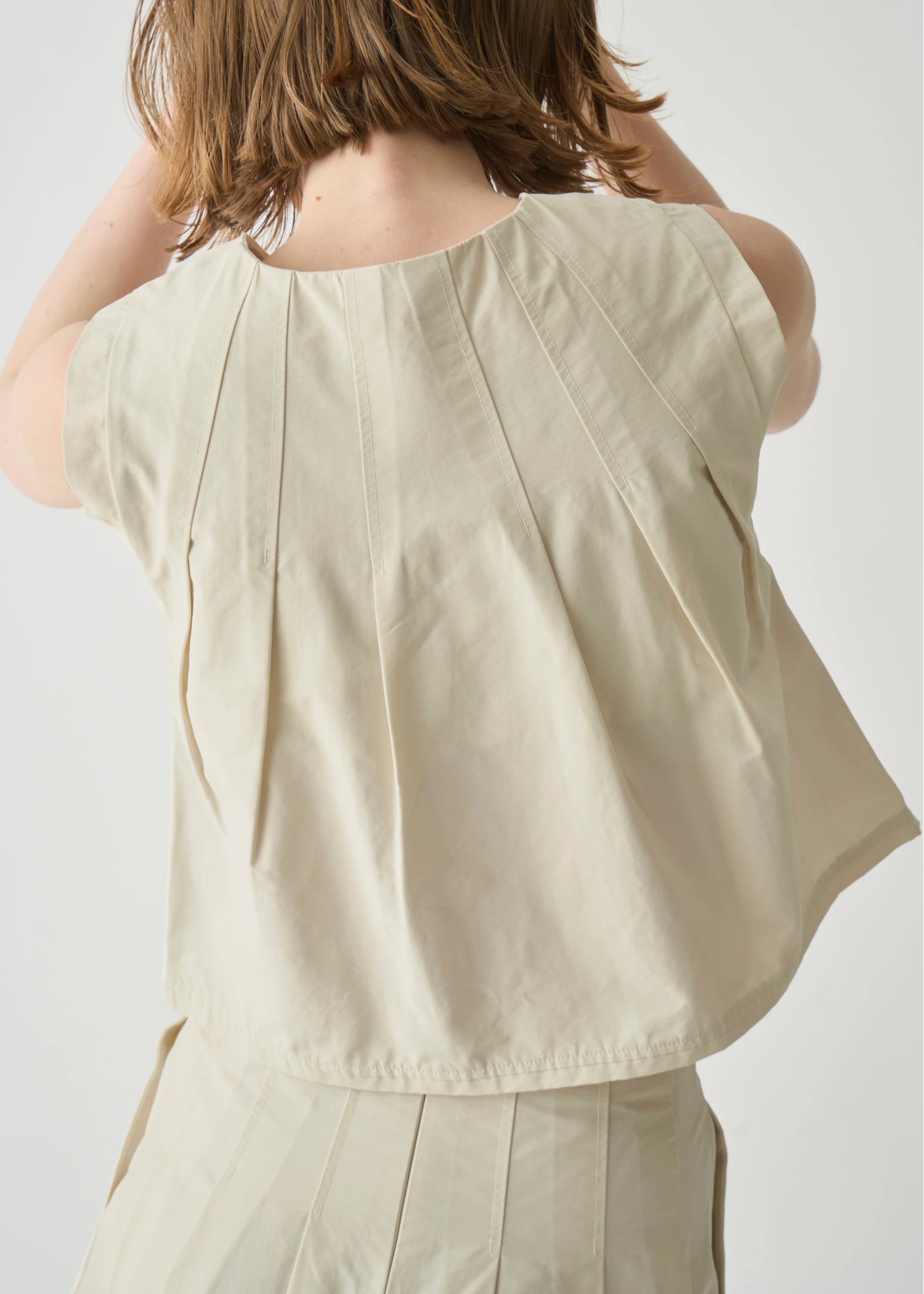 radially pleats no sleeve short tops