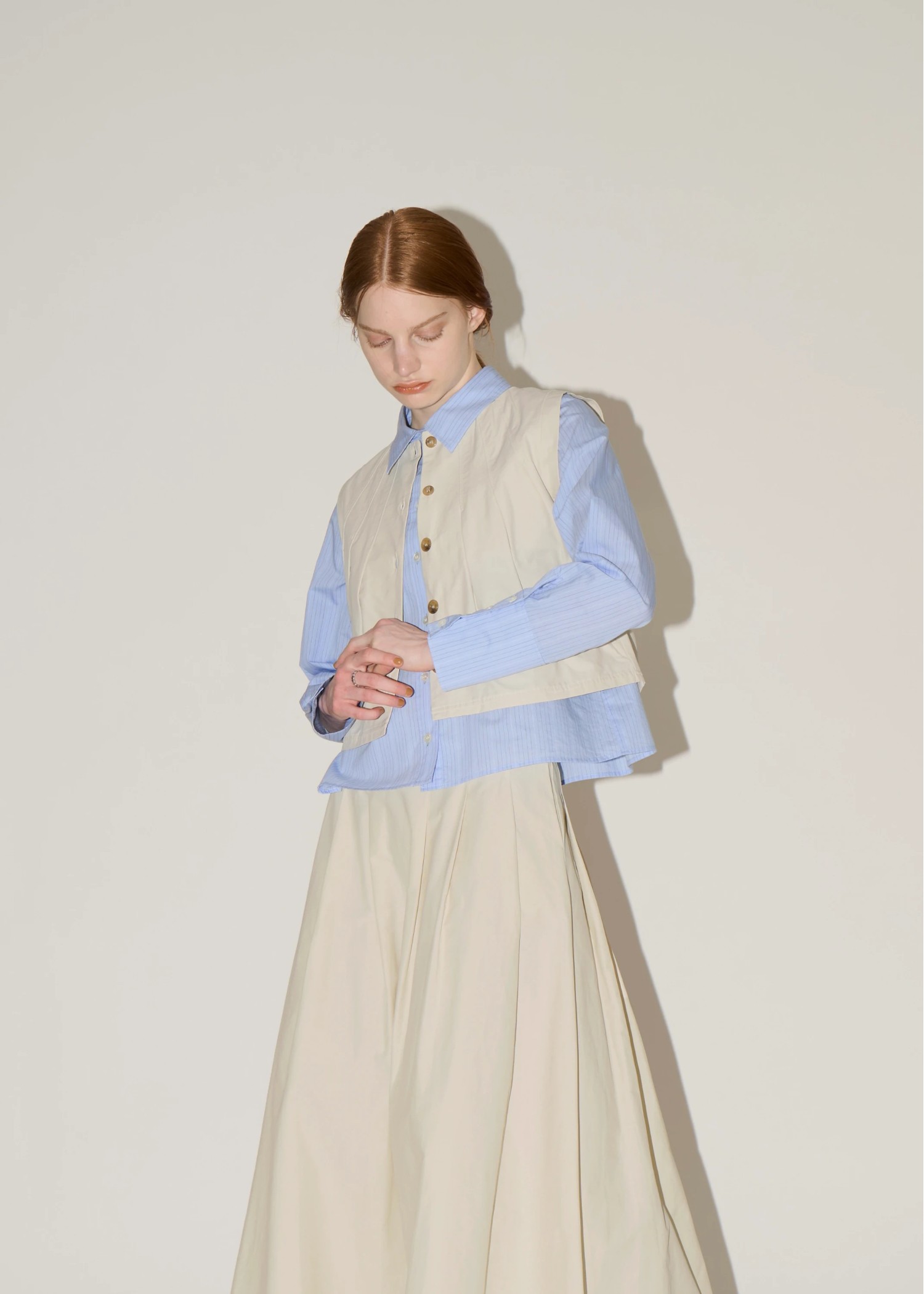 radially pleats no sleeve short tops