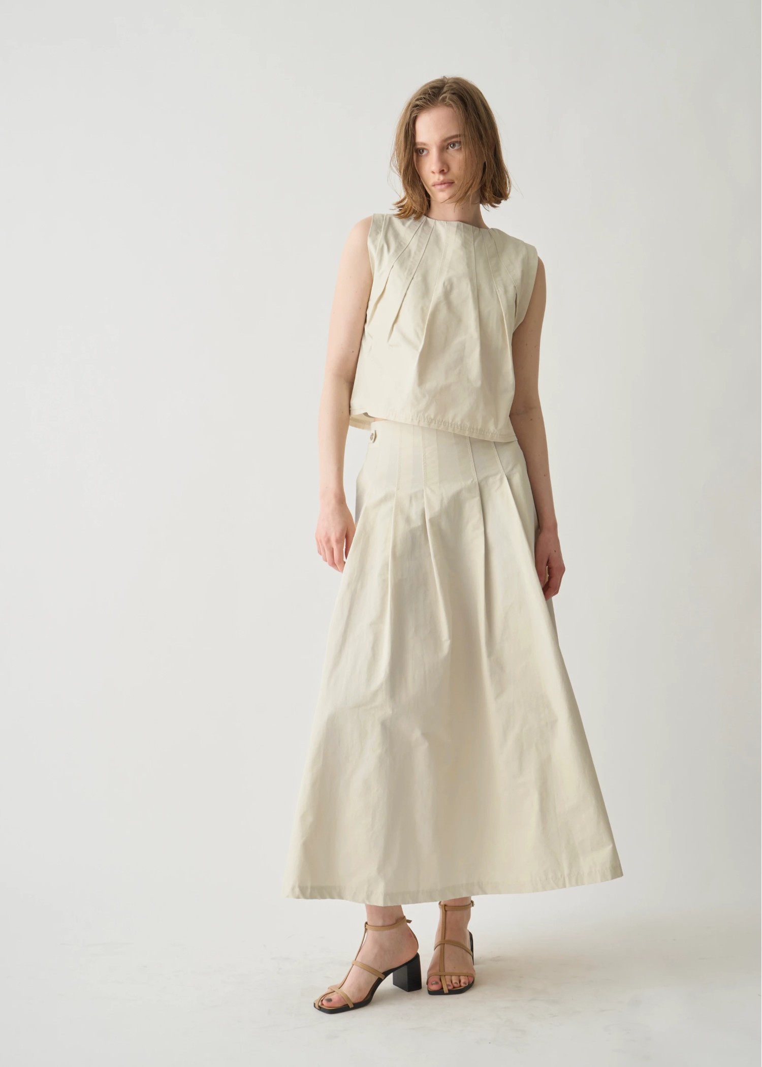 radially pleats no sleeve short tops