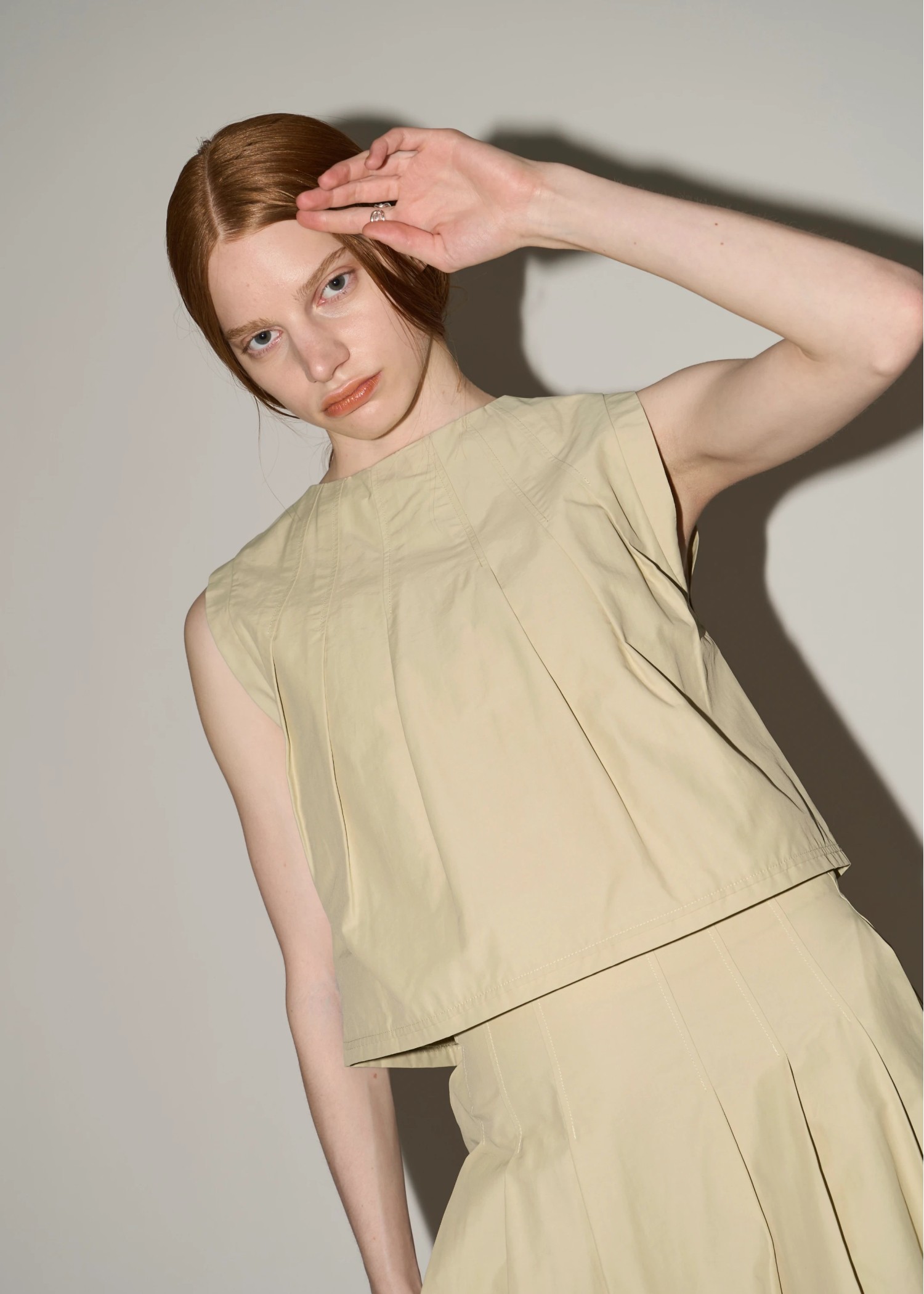 radially pleats no sleeve short tops