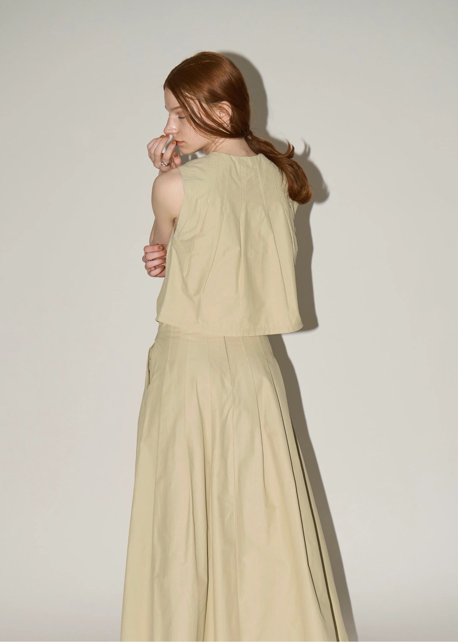 radially pleats no sleeve short tops