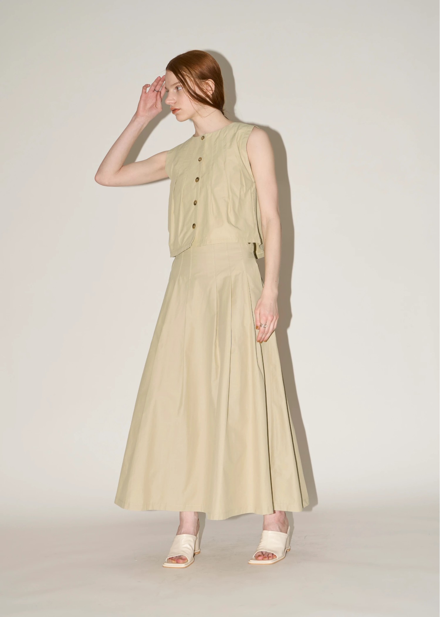 radially pleats no sleeve short tops