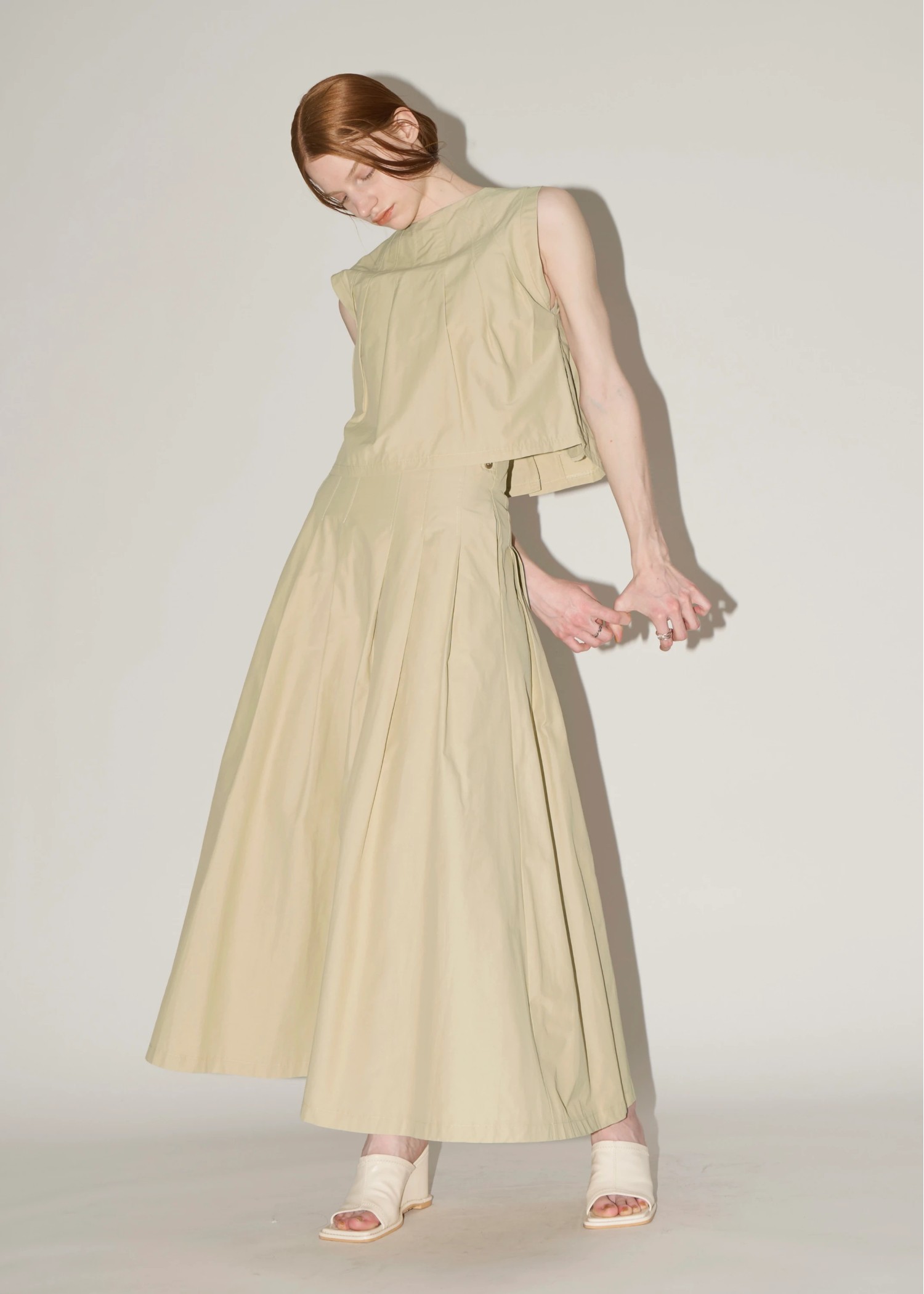 radially pleats no sleeve short tops