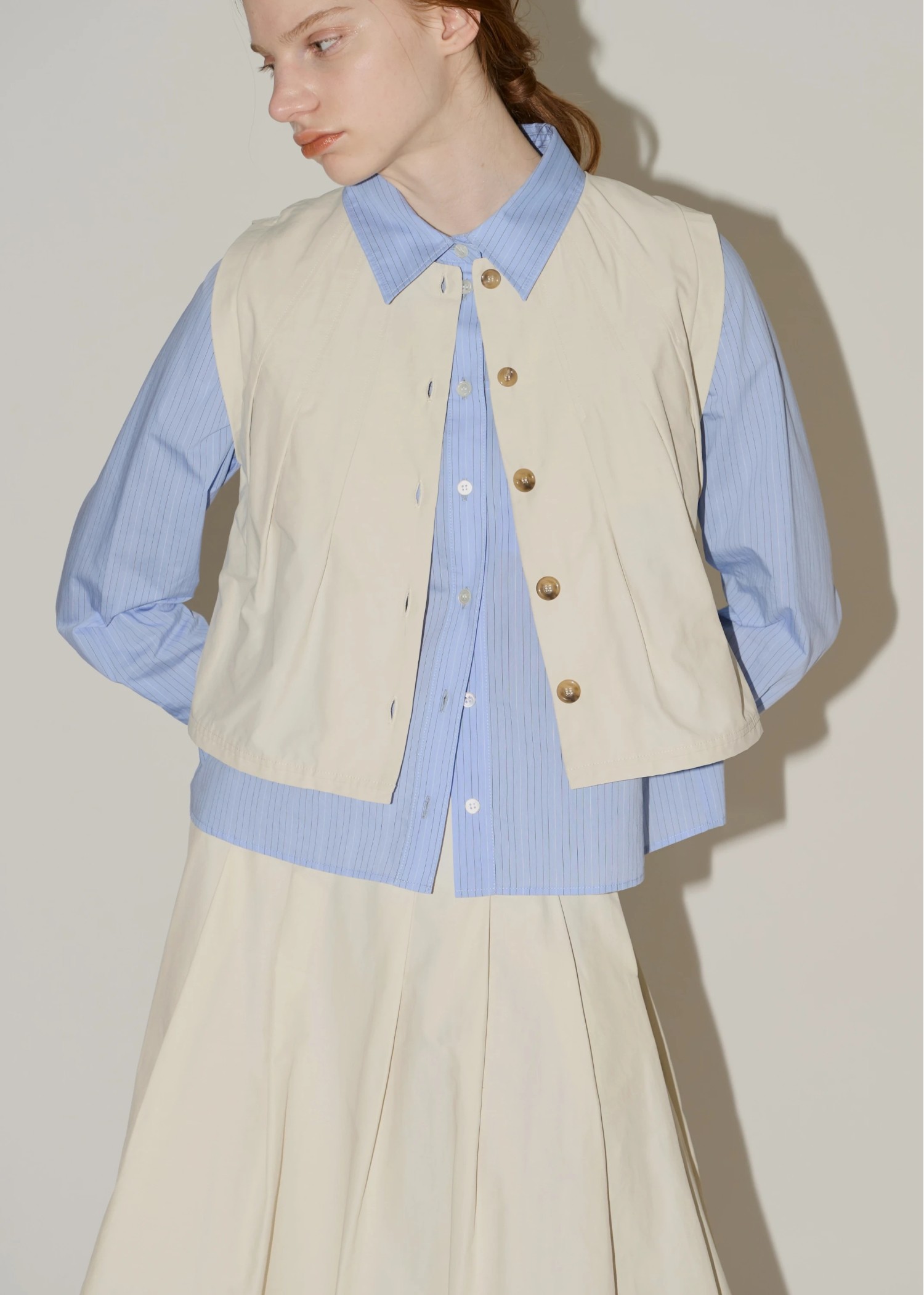 radially pleats no sleeve short tops