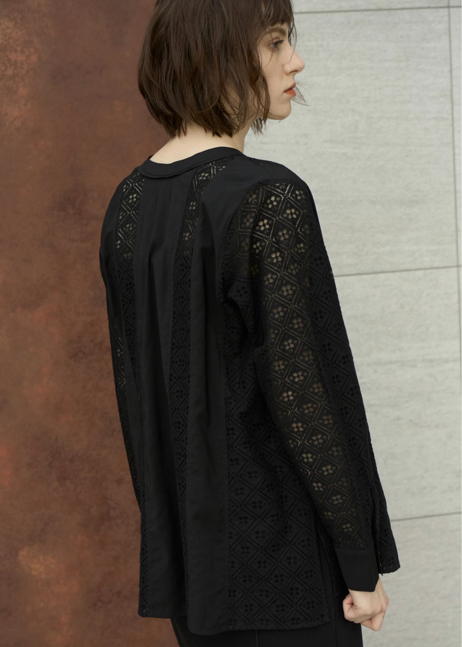 WILLFULLY 幾何学柄　レースシャツ　ウィルフリー　パッチワーク WILLFULLY（ウィルフリー）の「patchwork lace no sleeve BL