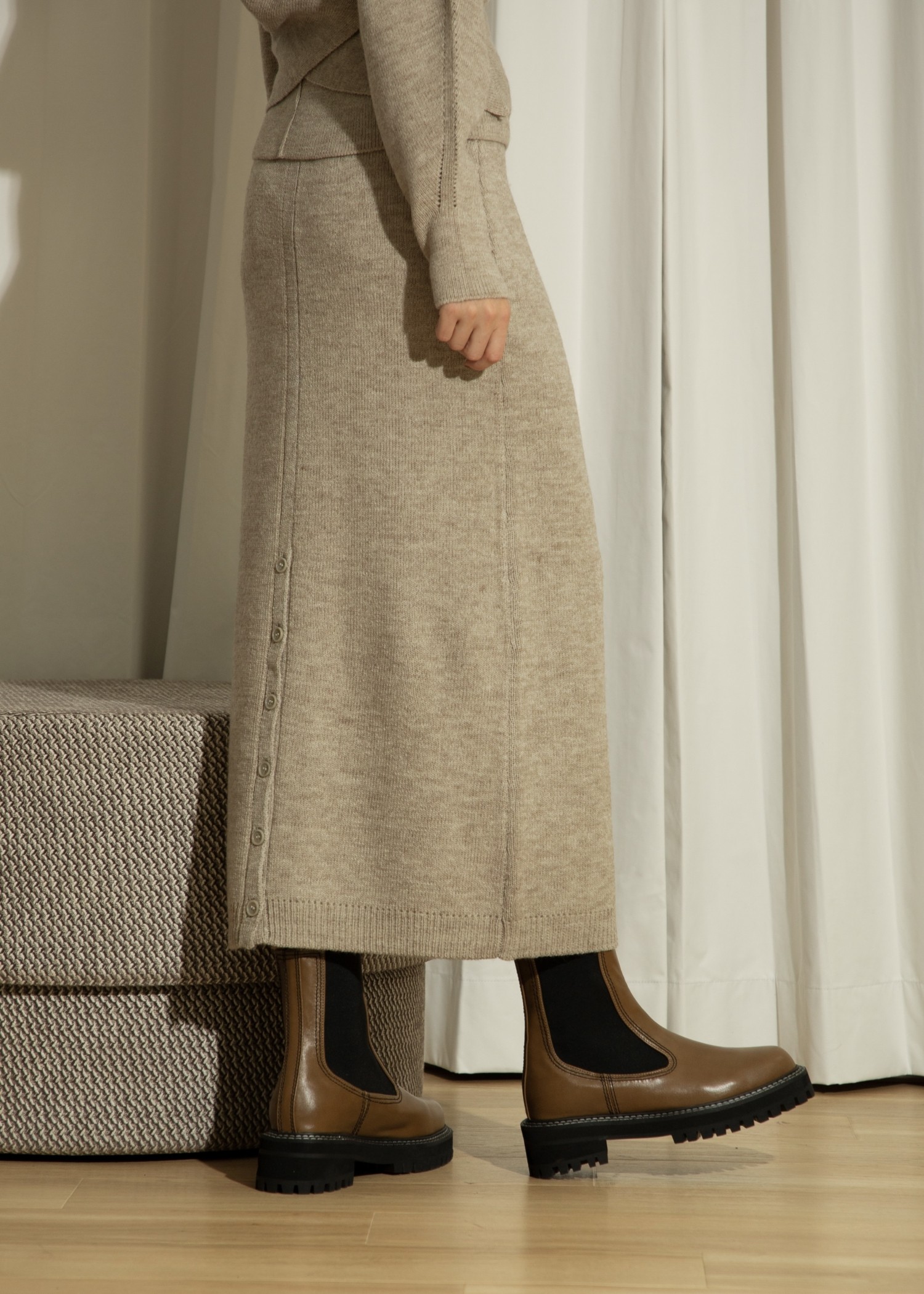 button slit cocoon knit skirt