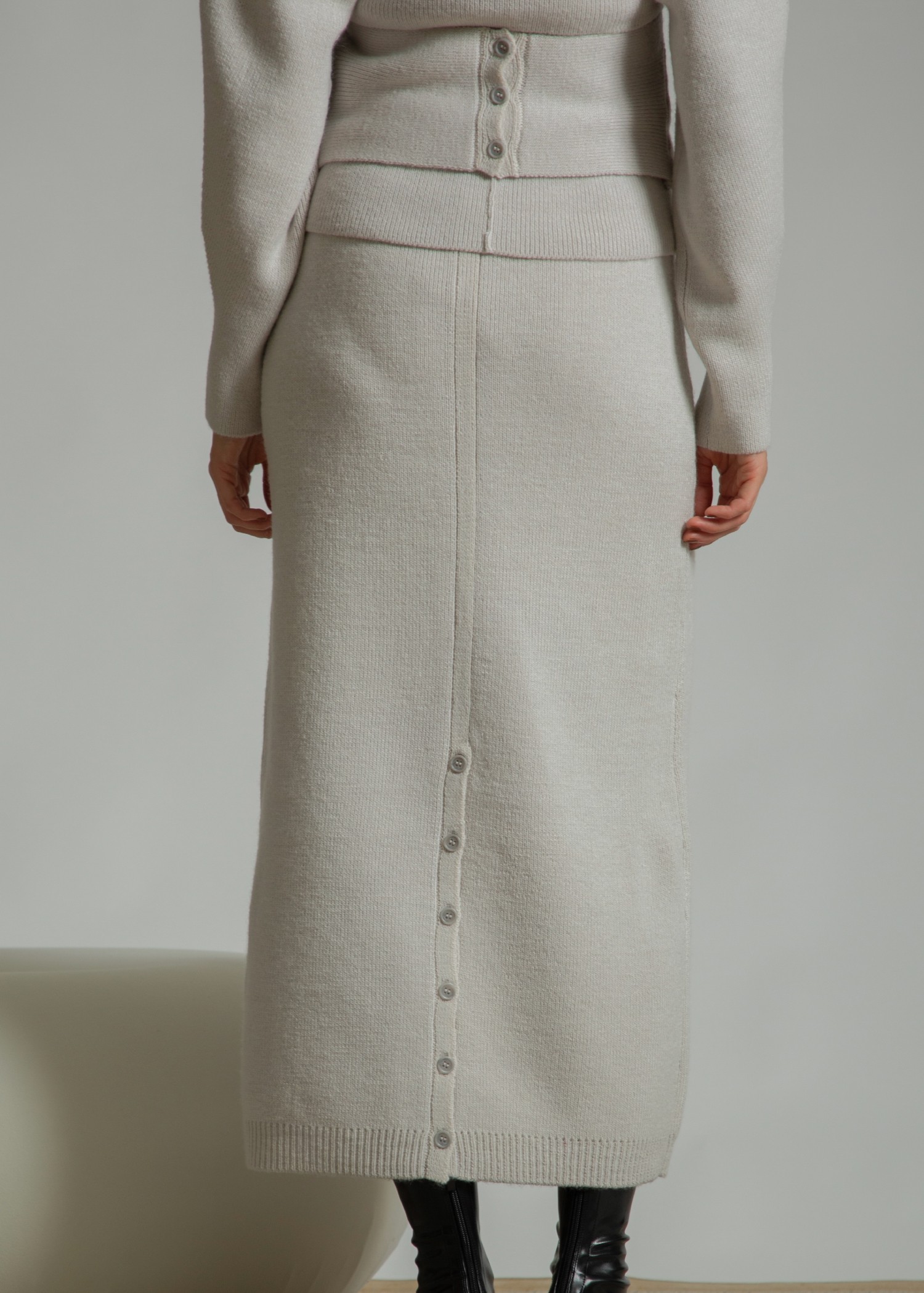 button slit cocoon knit skirt